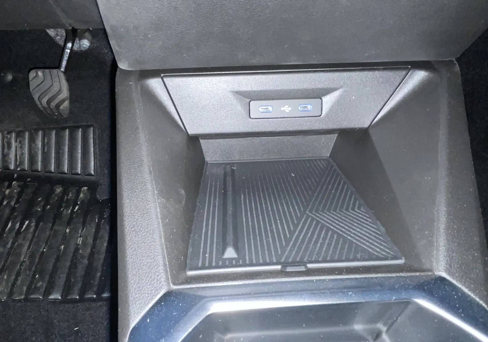 Gros plan sur la commande des feux et clignotants dans l’habitacle noir de la Renault Clio VI TCe 115ch Techno.