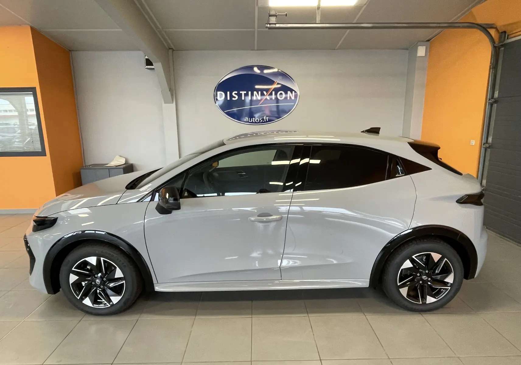 Écran multimédia de la Renault Clio VI TCe 115ch Techno montrant la caméra de recul avec guidage coloré.