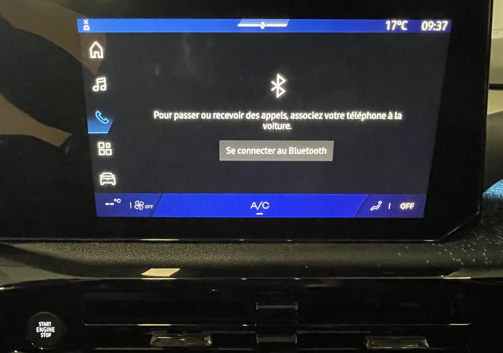Gros plan sur les commandes des vitres électriques et rétroviseurs côté conducteur d'une Renault Clio gris Rafale métal.