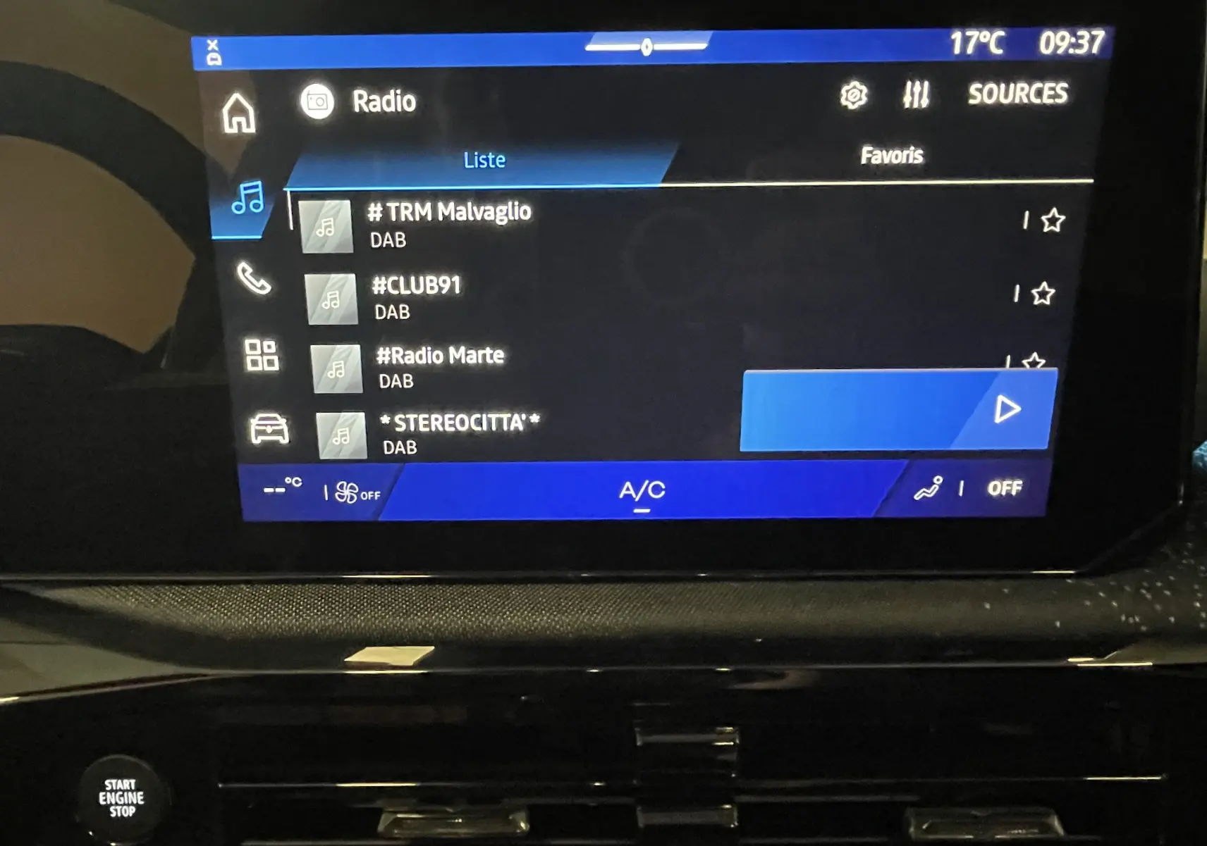 Vue intérieure côté conducteur de la Renault Clio VI TCE 115ch Techno gris Rafale, sièges noirs et tableau de bord digital.