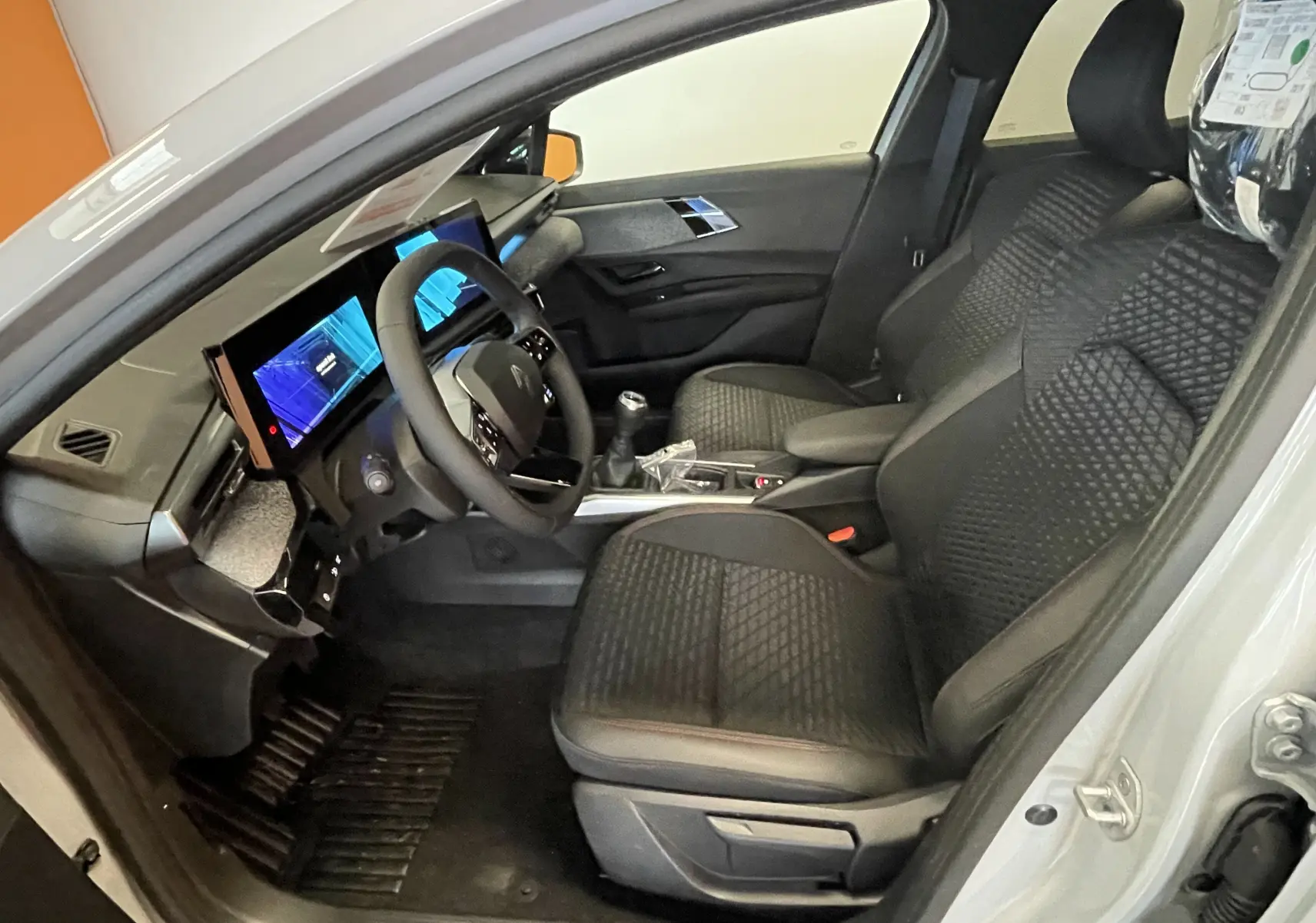 Vue rapprochée de l’écran tactile central de la Renault Clio VI gris Rafale, affichant les applications Android Auto et Apple CarPlay.