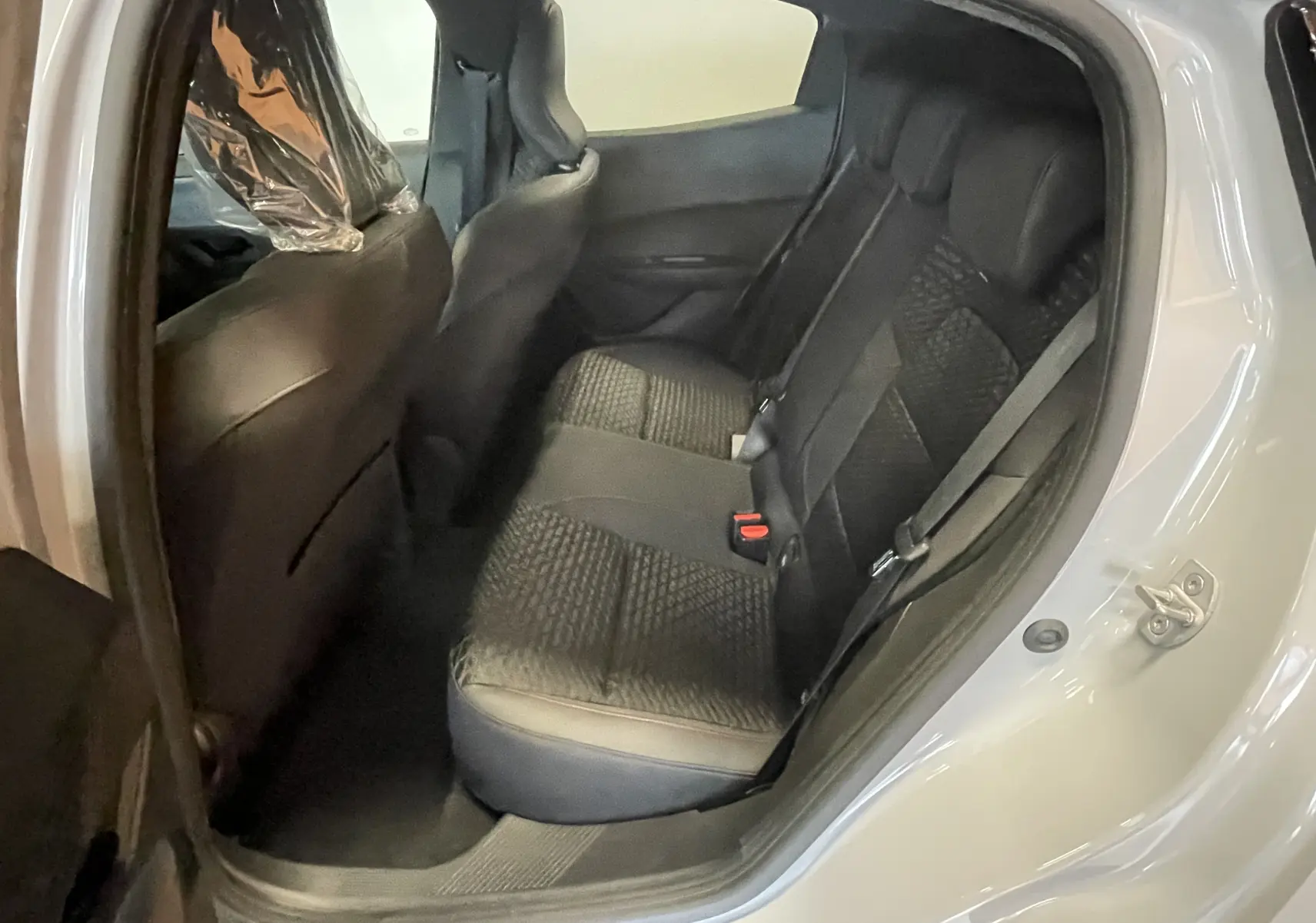 Écran tactile central de la Renault Clio VI gris Rafale, affichant la connexion Bluetooth avec interface en bleu et noir.