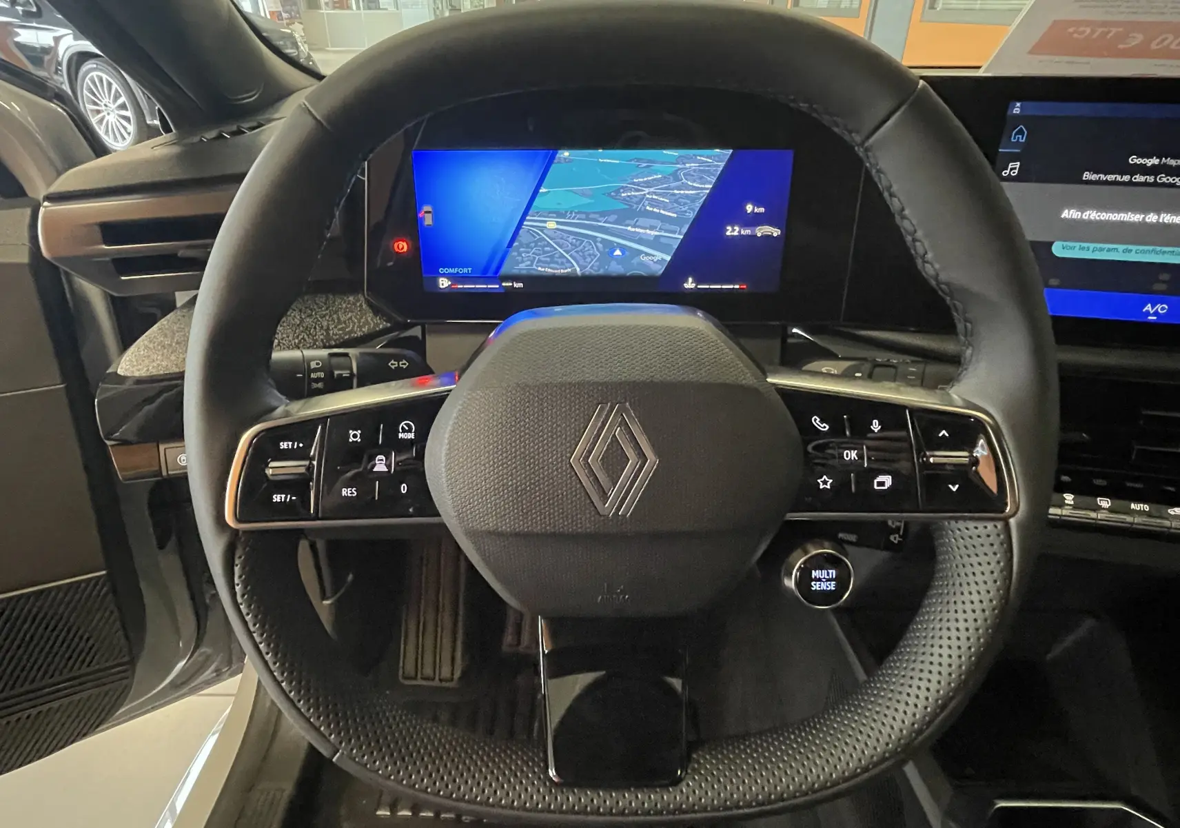 Écran tactile central de la Renault Clio VI TCE 115ch Techno affichant la liste des radios DAB, vue intérieure frontale.