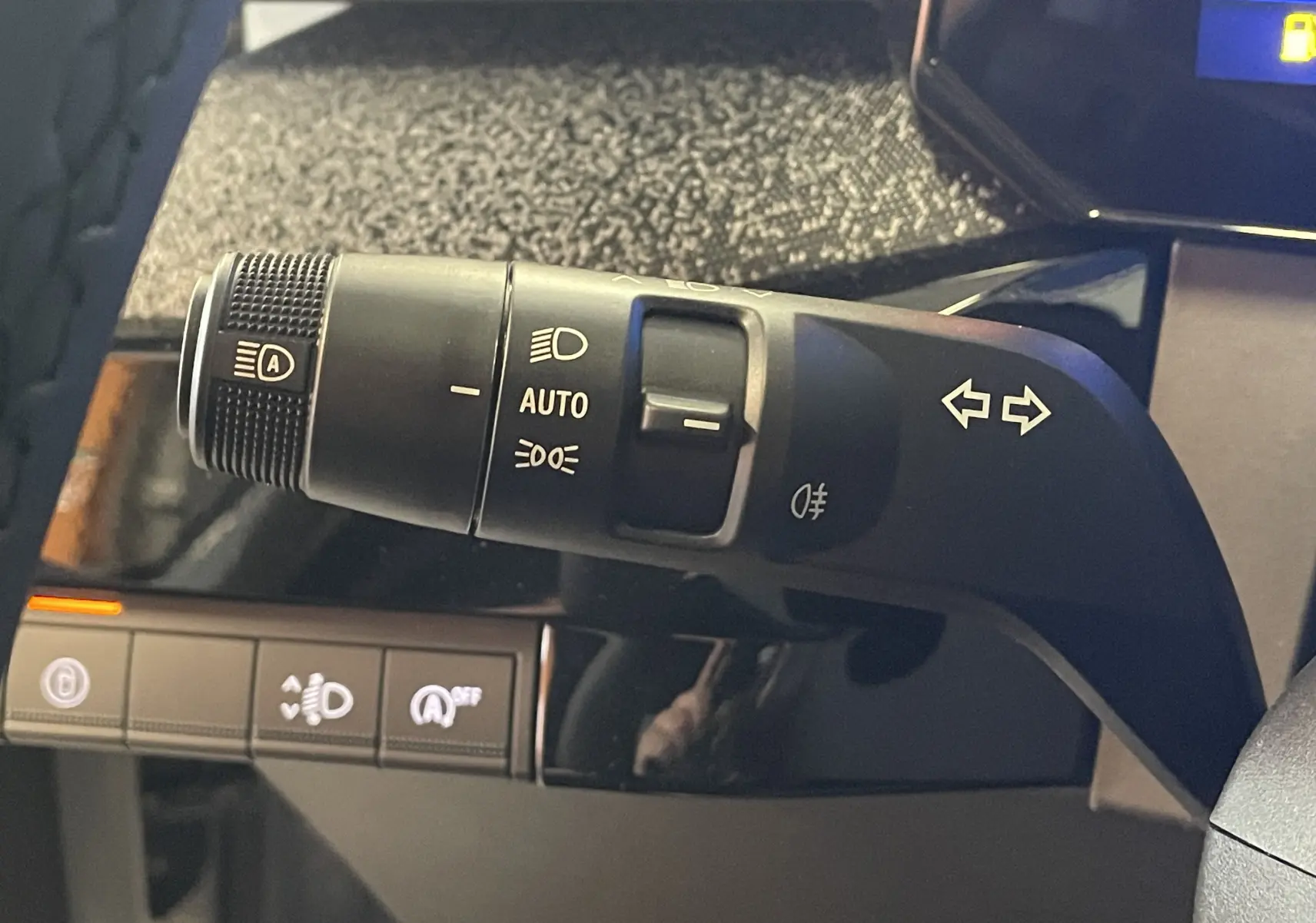 Écran tactile central de la Renault Clio VI TCe 115ch Techno affichant Google Maps, avec bouton Start/Stop visible en bas.