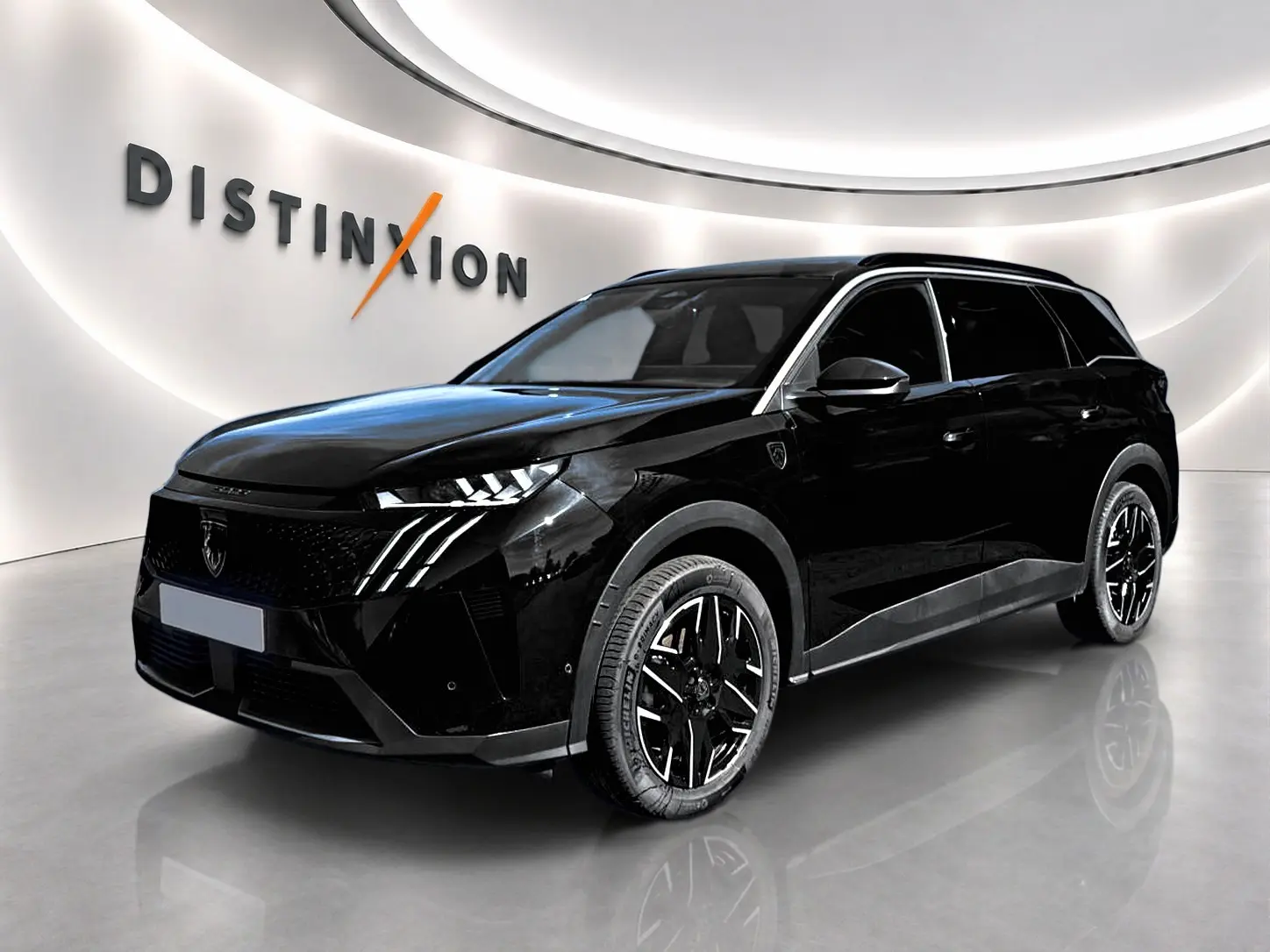 Peugeot 5008 Hybrid 145 GT noir en 3/4 avant droit, avec jantes alu noires et calandre distinctive moderne.