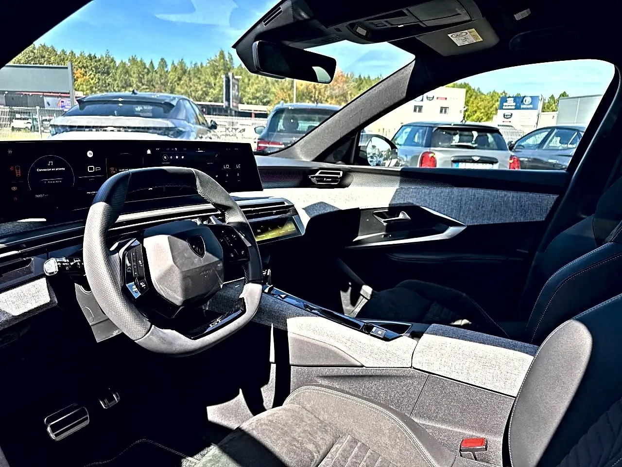 Intérieur du Peugeot 5008 Hybrid 145 GT 2025, vue côté conducteur, volant cuir et tableau de bord numérique.