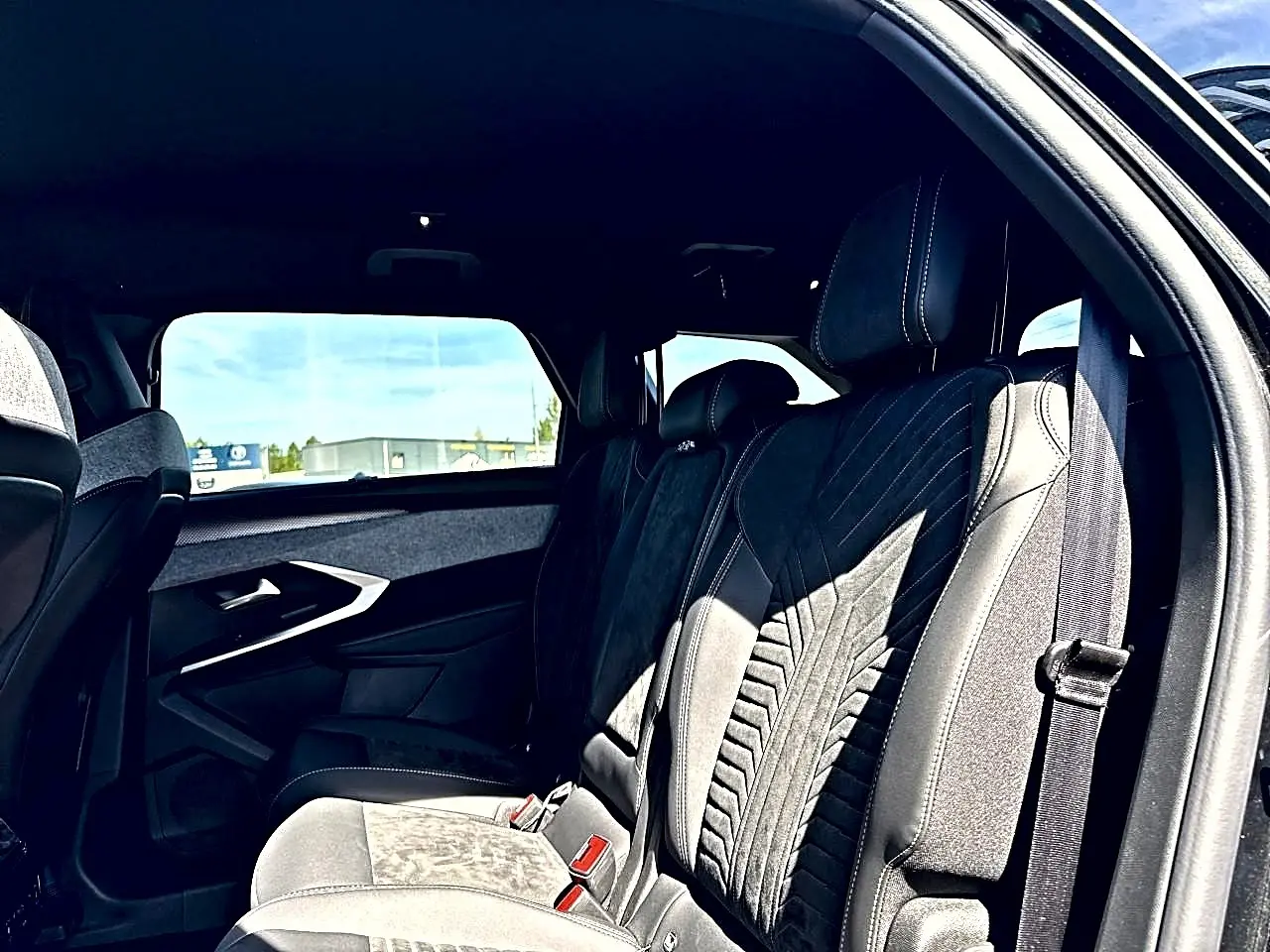 Vue intérieure côté droit des sièges arrière en tissu et cuir noir du Peugeot 5008 Hybrid 145 GT 2025.