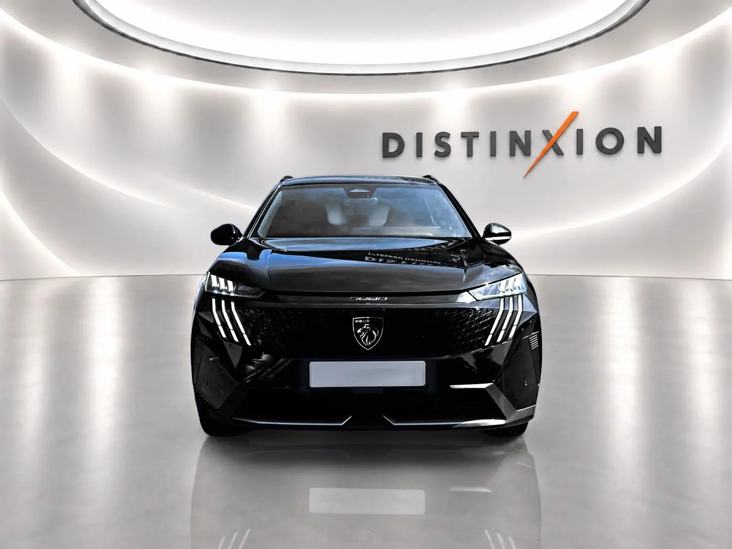 Vue avant d'un Peugeot 5008 Hybrid 145 GT noir, avec phares LED et calandre au lion distinctif.