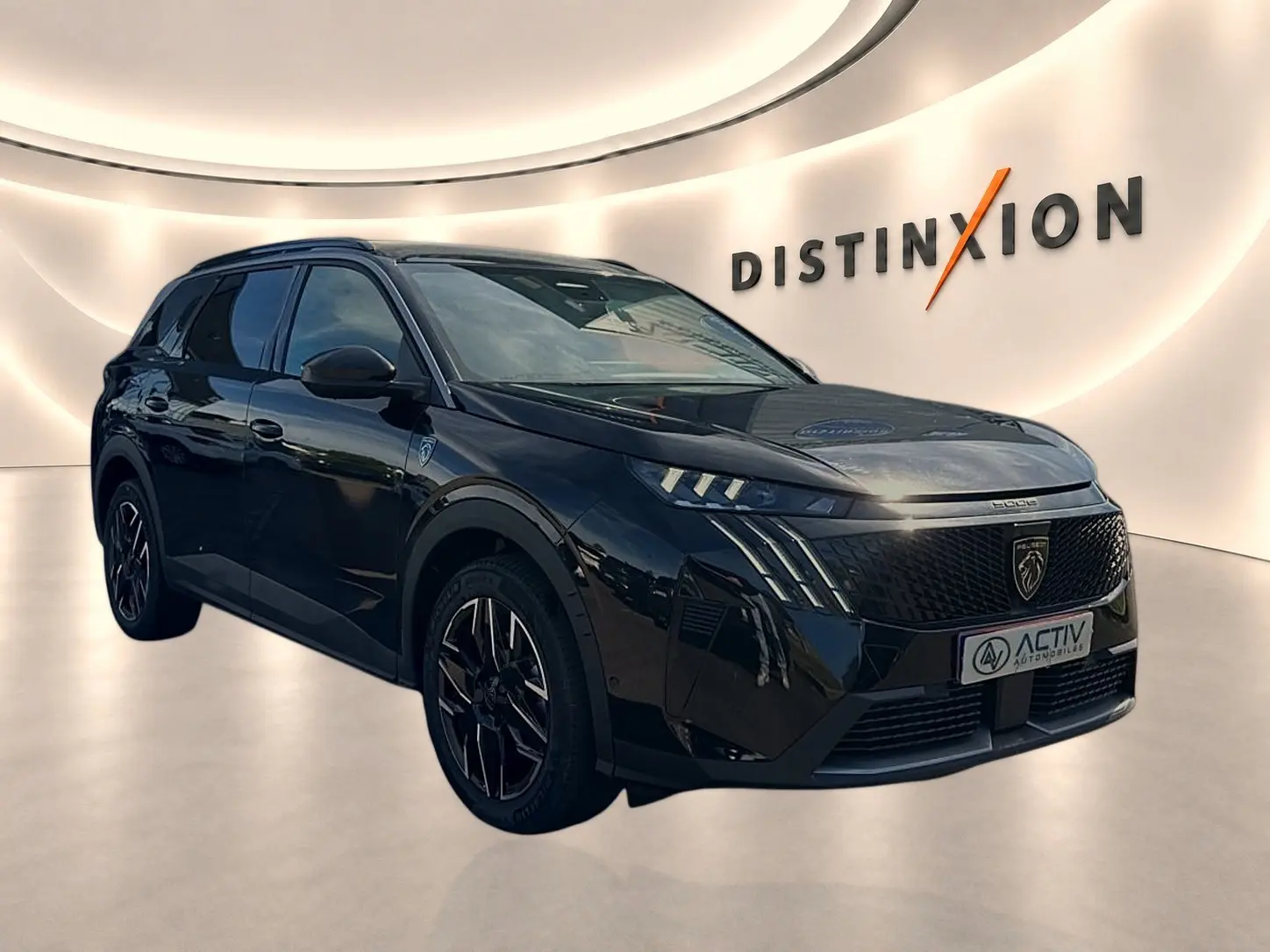 Peugeot 5008 Hybrid 145 GT noir, vue 3/4 avant droit, avec calandre distinctive et jantes alliage noires.