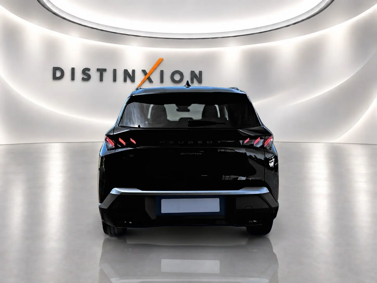 Vue arrière d'un Peugeot 5008 Hybrid 145 GT noir, avec feux arrière LED et becquet distinctif en showroom lumineux.