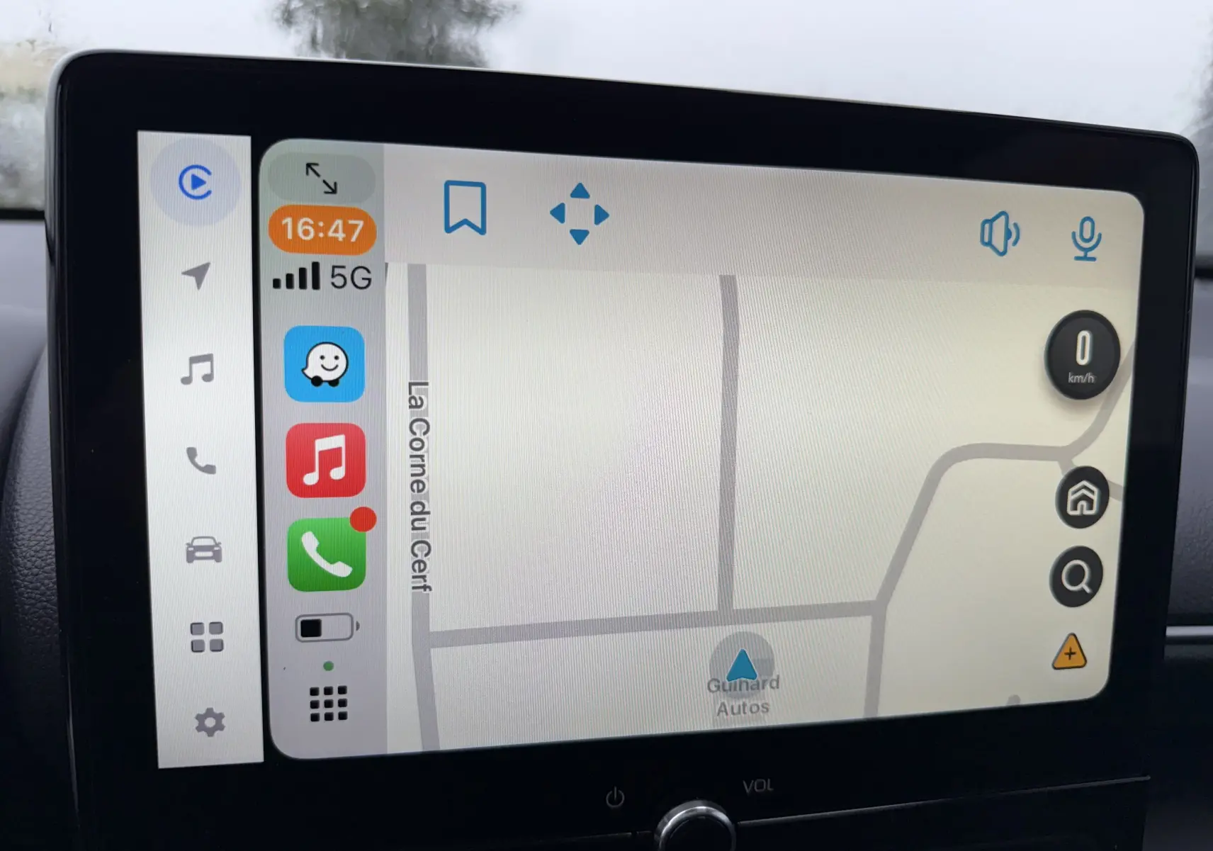 Écran tactile central du Toyota Yaris Cross blanc pur 2025 montrant la navigation GPS avec interface connectée.