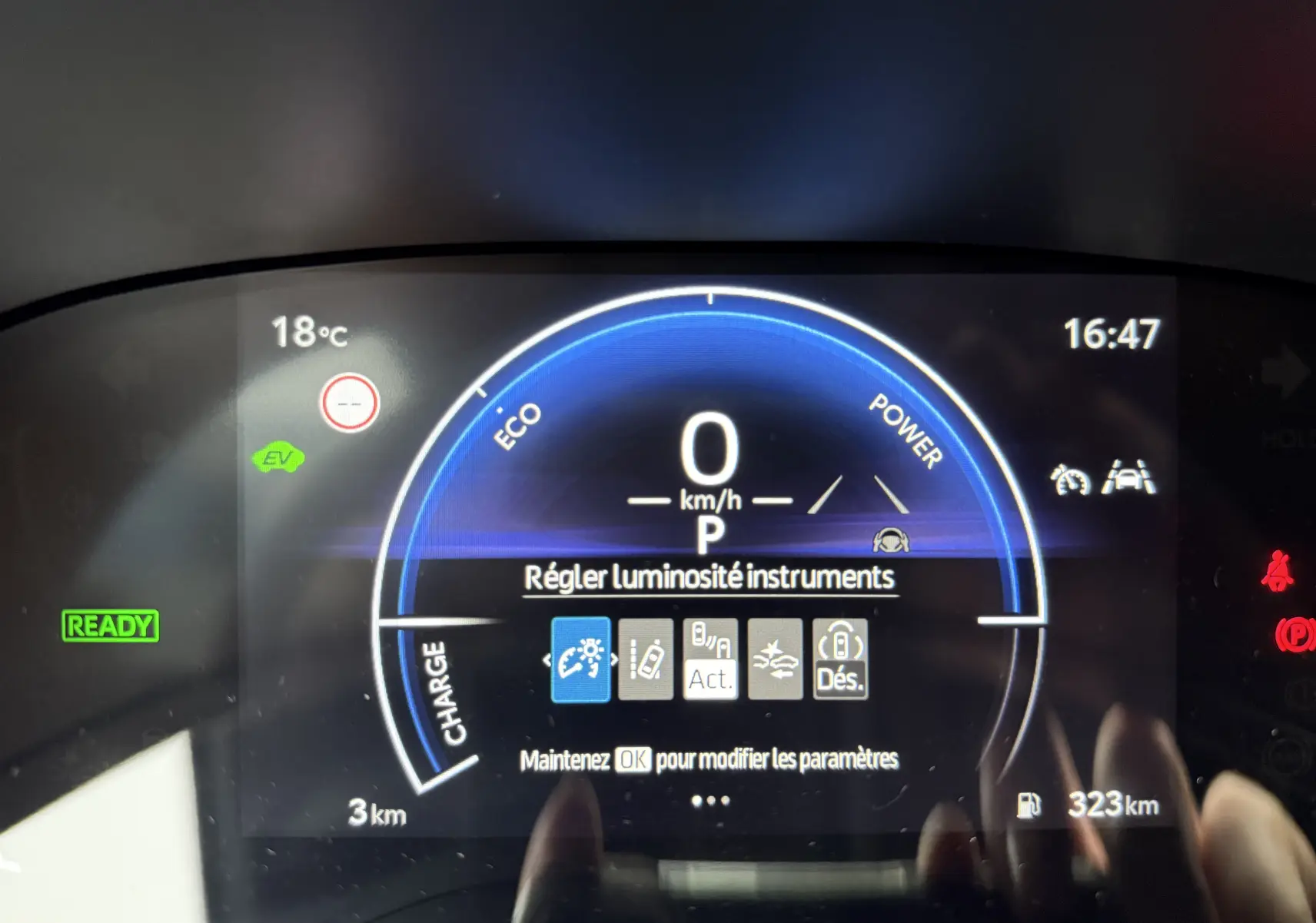 Tableau de bord numérique de la Toyota Yaris Cross hybride 2025 affichant vitesse zéro et indicateurs de conduite.