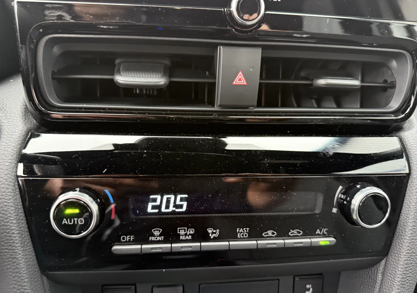 Panneau de commande de climatisation automatique de la Toyota Yaris Cross 130 CH Design 2025 en noir brillant.