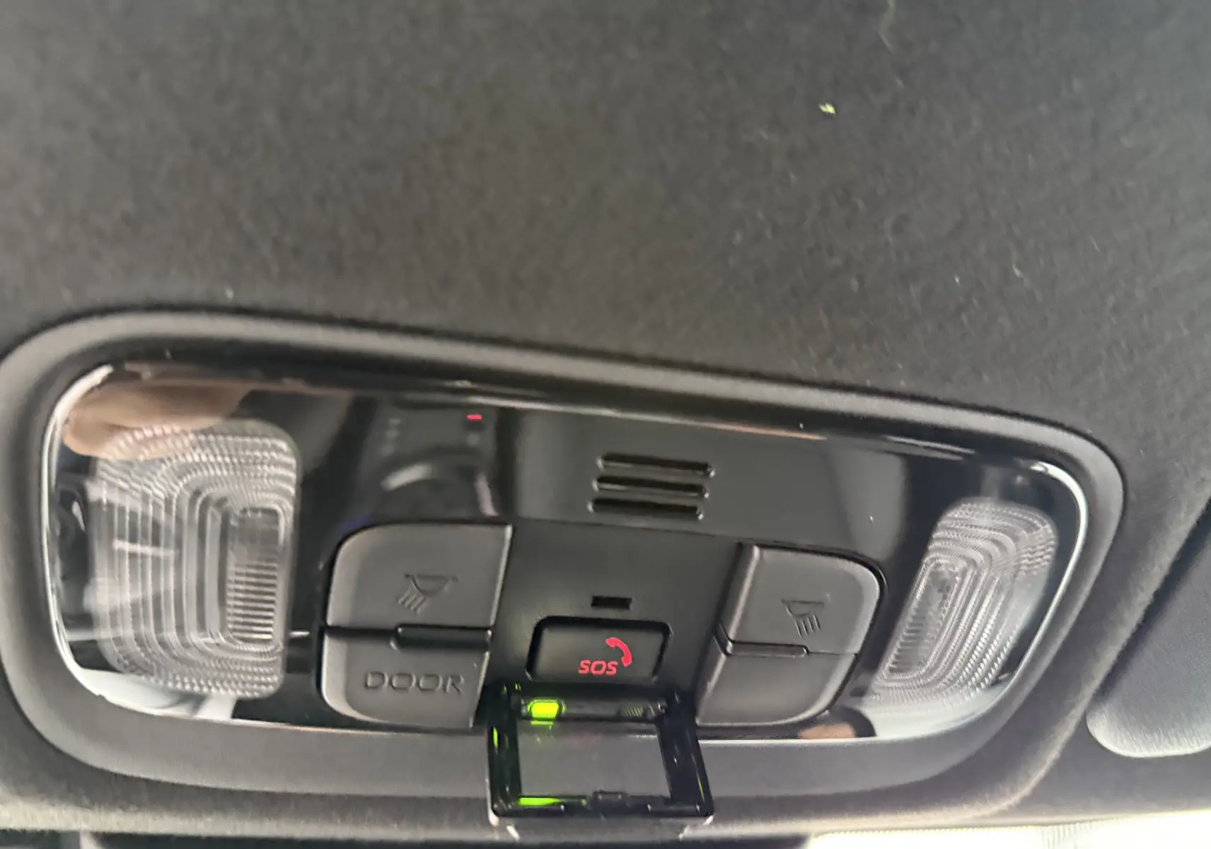 Plafonnier intérieur noir de Toyota Yaris Cross 130 CH Design MY25 avec boutons d'éclairage et alerte SOS allumée.