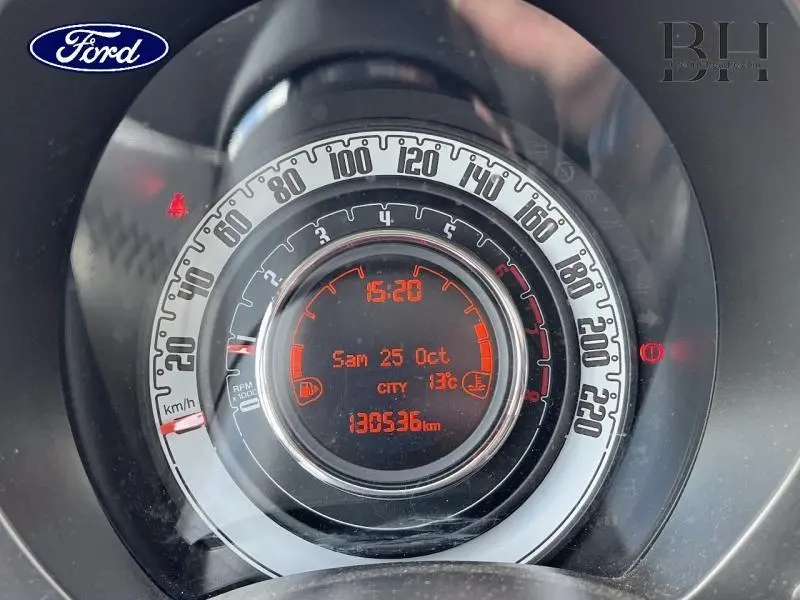 Gros plan sur le tableau de bord circulaire de la Fiat 500 noir, affichant la vitesse, le compte-tours et l'ordinateur de bord.