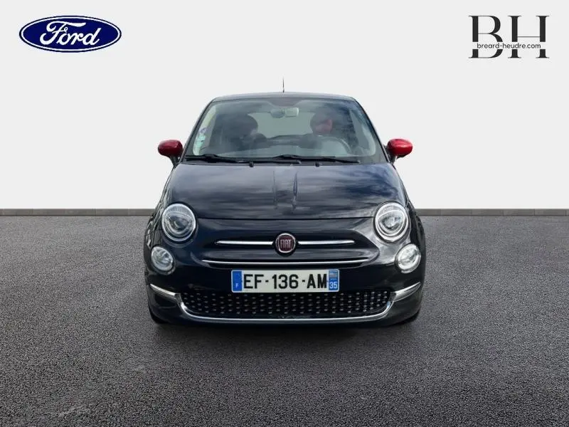 Vue avant d'une FIAT 500 noire avec rétroviseurs rouges et calandre chromée sur fond neutre.