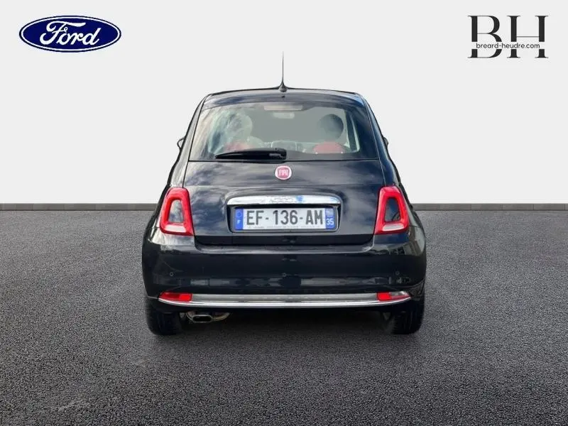 Vue arrière d'une FIAT 500 noire 2016 avec feux rouges et plaque d'immatriculation visible sur fond neutre.