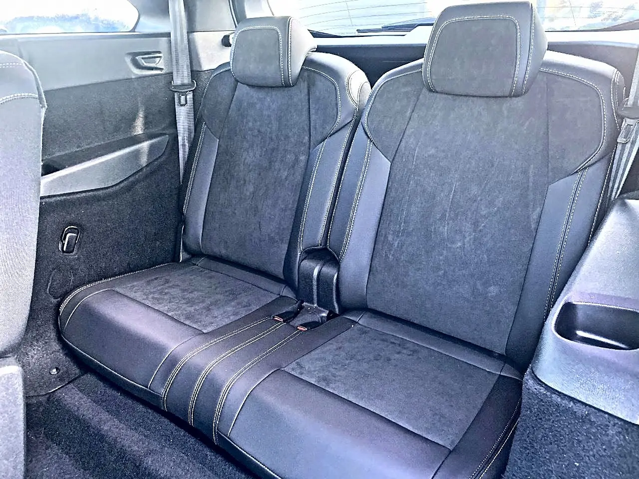 Vue rapprochée des deux sièges arrière noirs en tissu et cuir du Peugeot 5008 Hybrid 145 GT e-dcs6 2025.