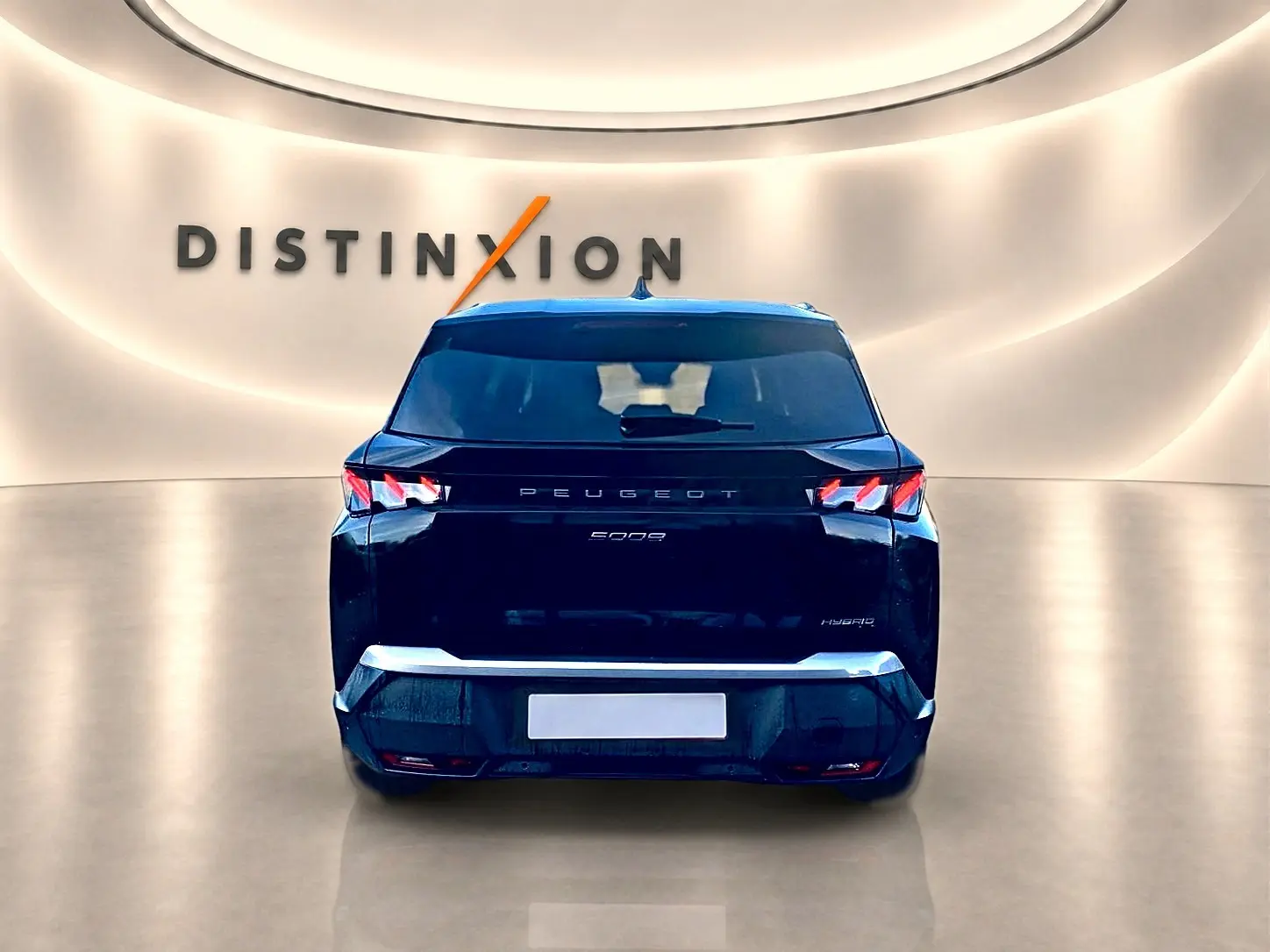 Vue arrière du Peugeot 5008 Hybrid noir 2025, avec feux LED caractéristiques et logo distinctif sur fond clair.