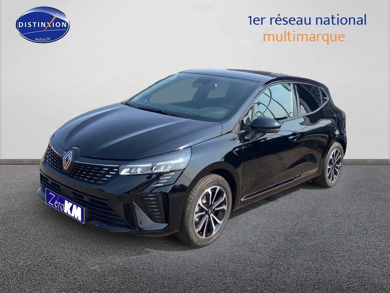 Renault Clio V 1.6 e-tech 145 techno noir étoile vue 3/4 avant droit avec jantes alu et calandre chromée