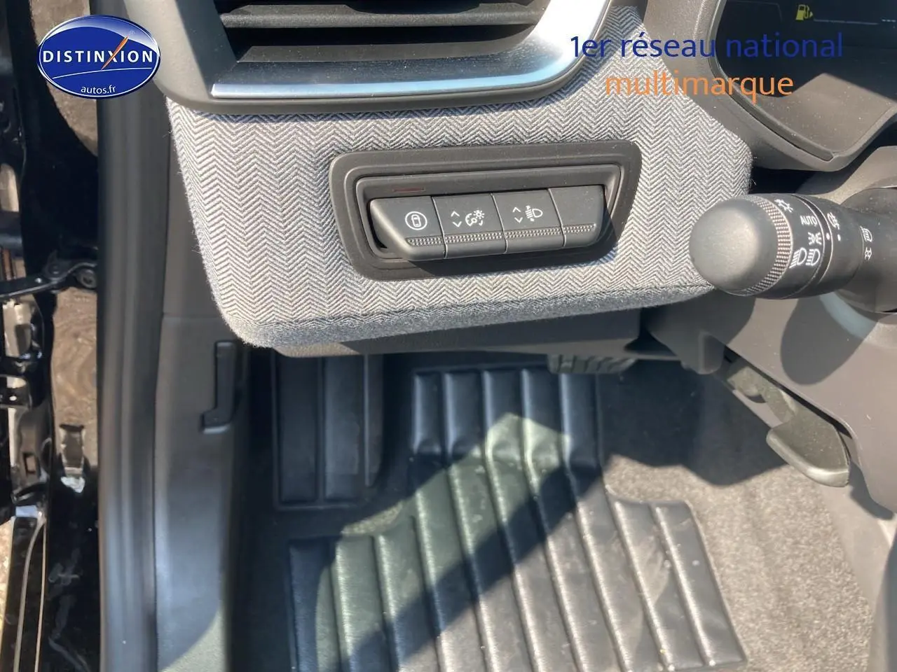 Détail du tableau de bord côté gauche avec commandes d'éclairage sur Renault Clio V noir étoile 2025