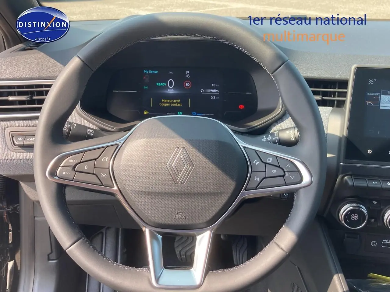 Volant multifonction Renault Clio V 2025 vu de face avec tableau de bord numérique et écran tactile noir.