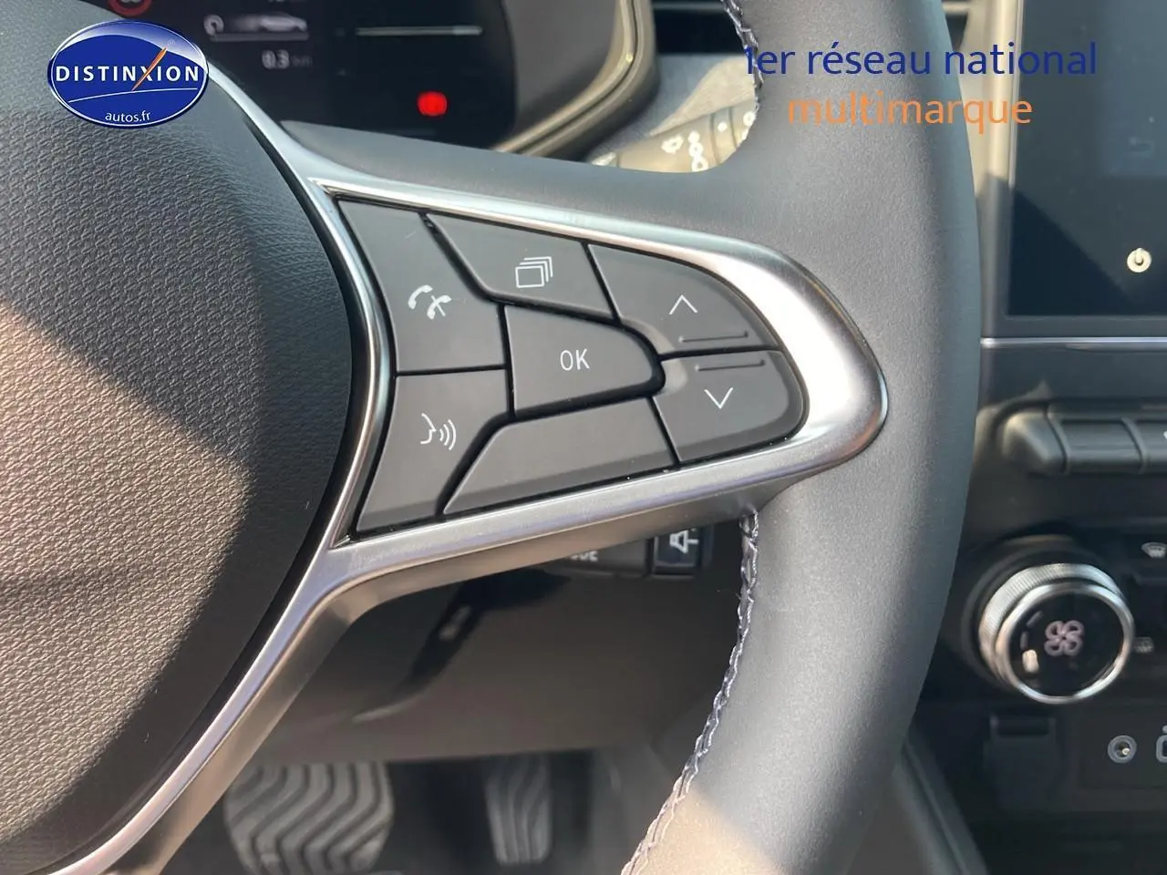 Gros plan sur les commandes du volant côté gauche d'une Renault Clio V 1.6 e-tech 145 techno 2025.