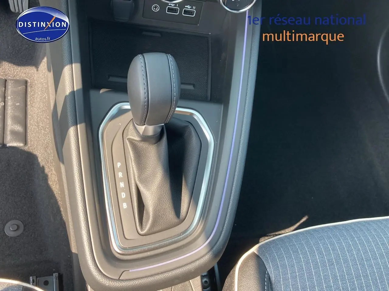 Le levier de vitesse automatique noir de la Renault Clio V 1.6 e-tech 145 techno vu en gros plan côté console centrale.