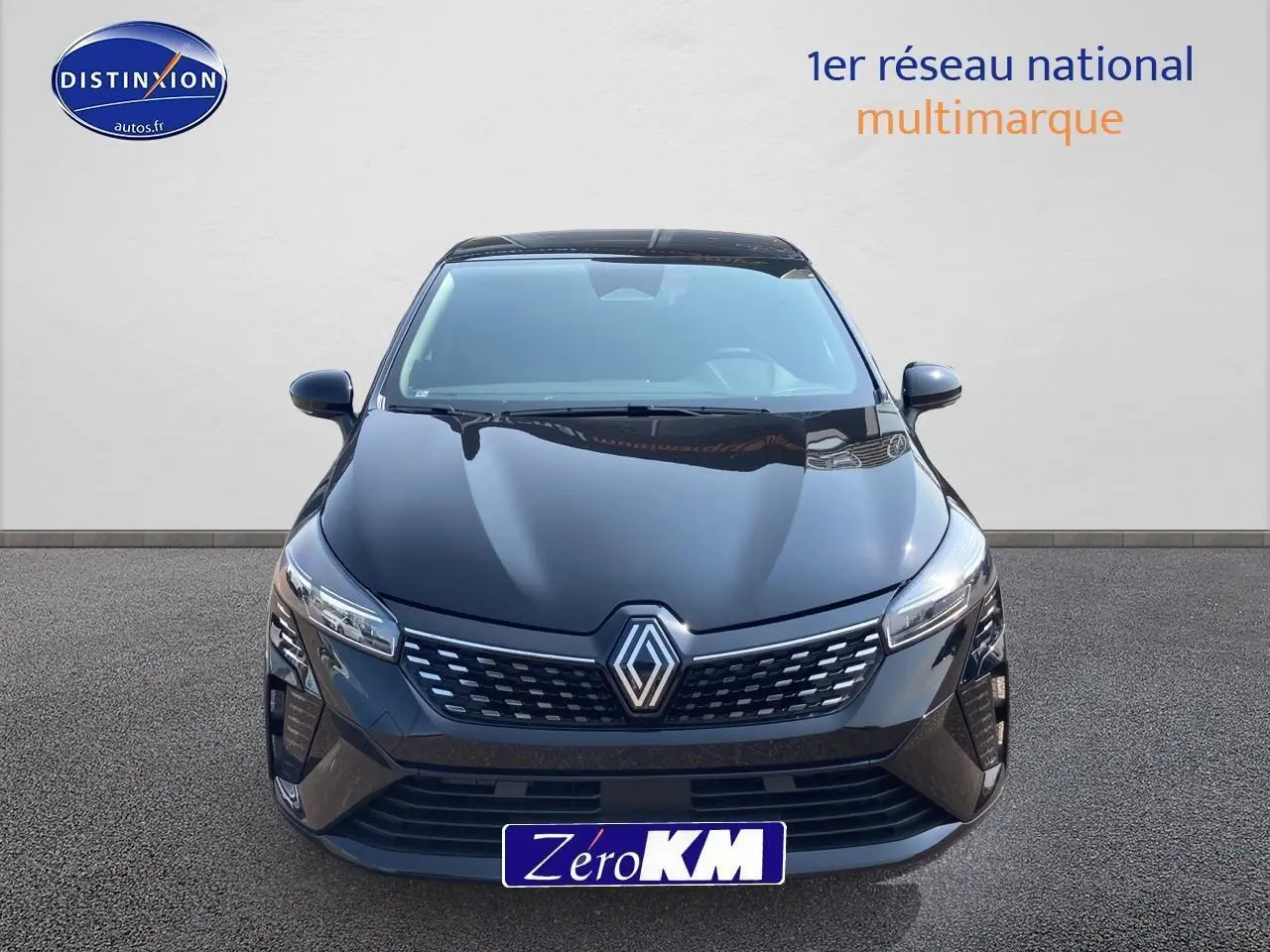 Vue frontale d'une Renault Clio V noire Étoile avec calandre chromée et phares LED allumés.