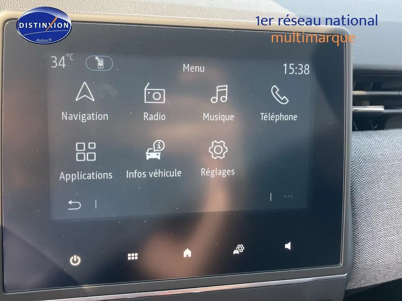 Écran tactile multifonction de la Renault Clio V noir Étoile, affichant le menu principal intérieur du véhicule.