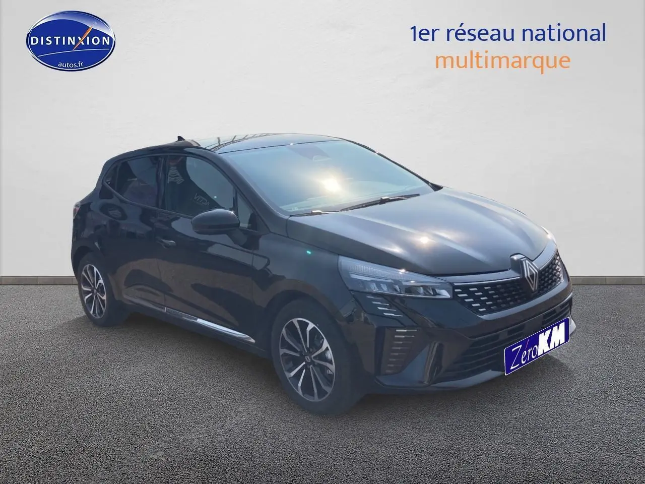 Renault Clio V noir étoile vue 3/4 avant droit avec jantes alu et calandre chromée sur fond neutre.