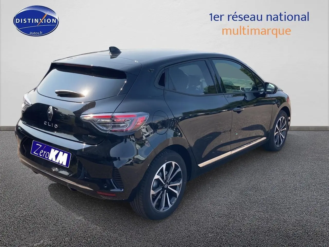 Renault Clio V noir étoile vue 3/4 arrière droit avec jantes alu et becquet arrière visible