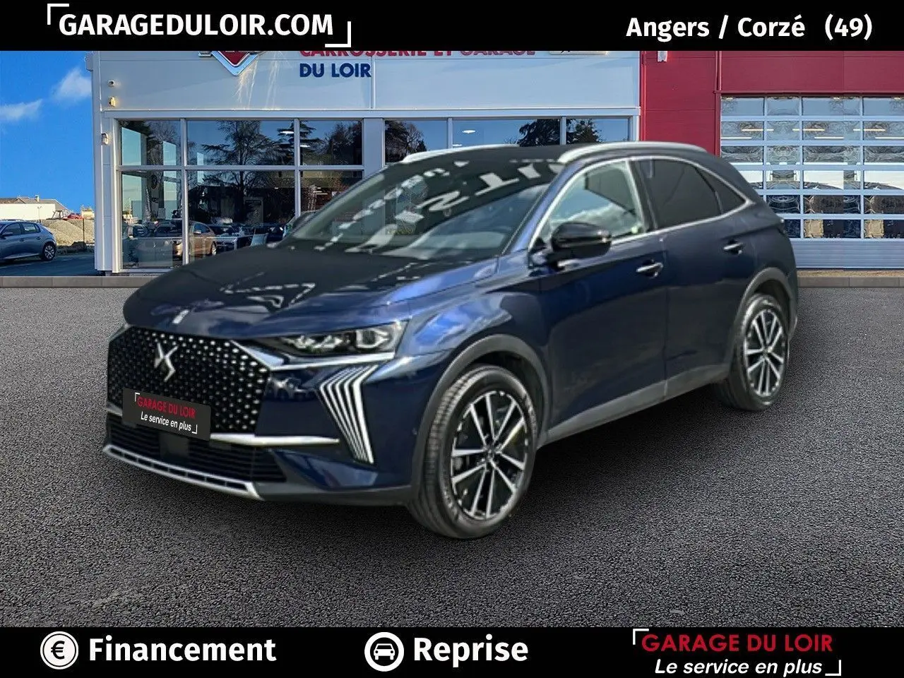 DS7 7 BlueHDi 130 EAT8 Rivoli bleu saphir en 3/4 avant avec calandre DS pixel LED et jantes alliage 19 pouces.