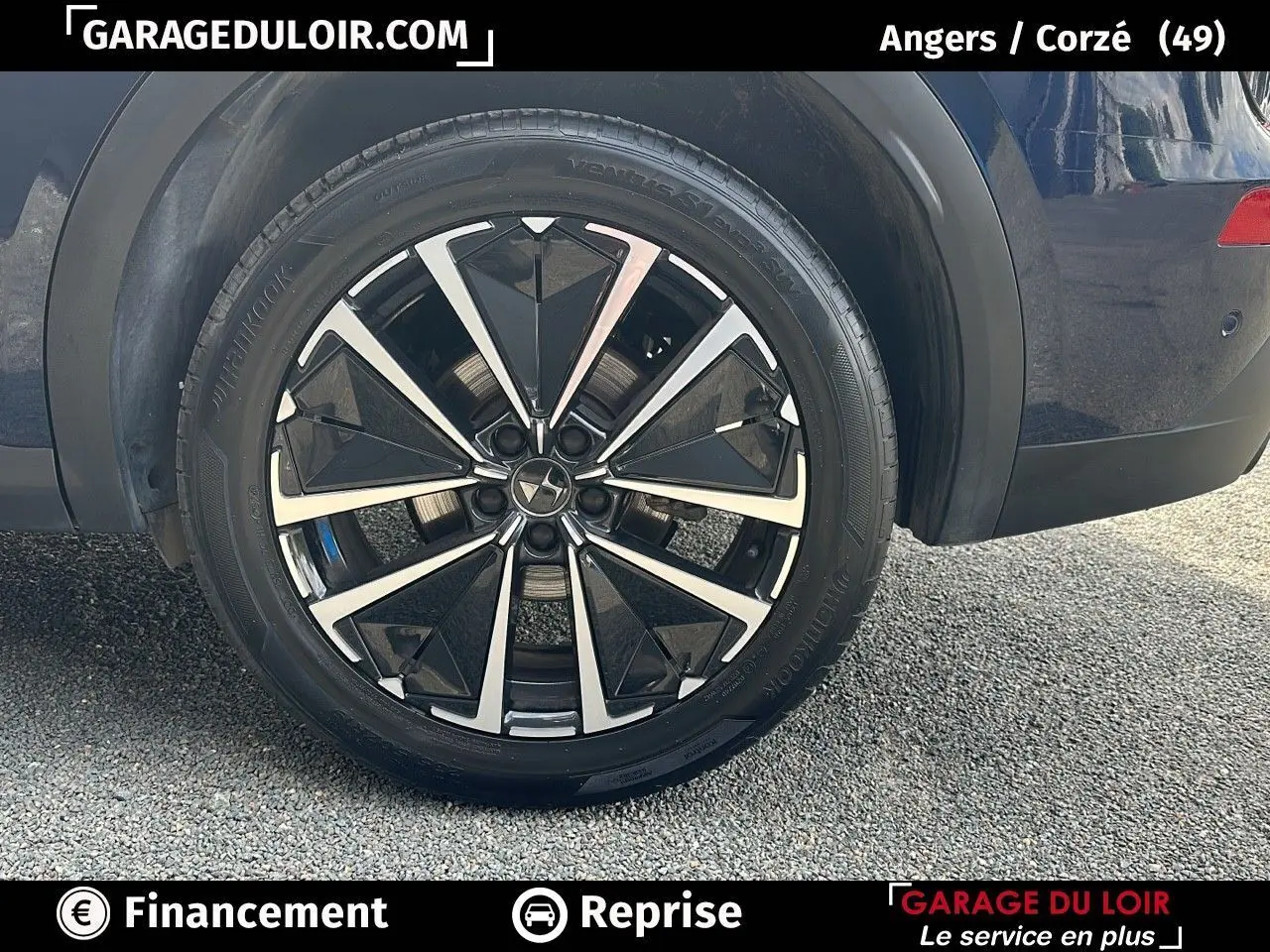 Gros plan sur la jante alliage 19'' Edinburgh noire et argentée du DS7 Bleu Saphir côté arrière droit.