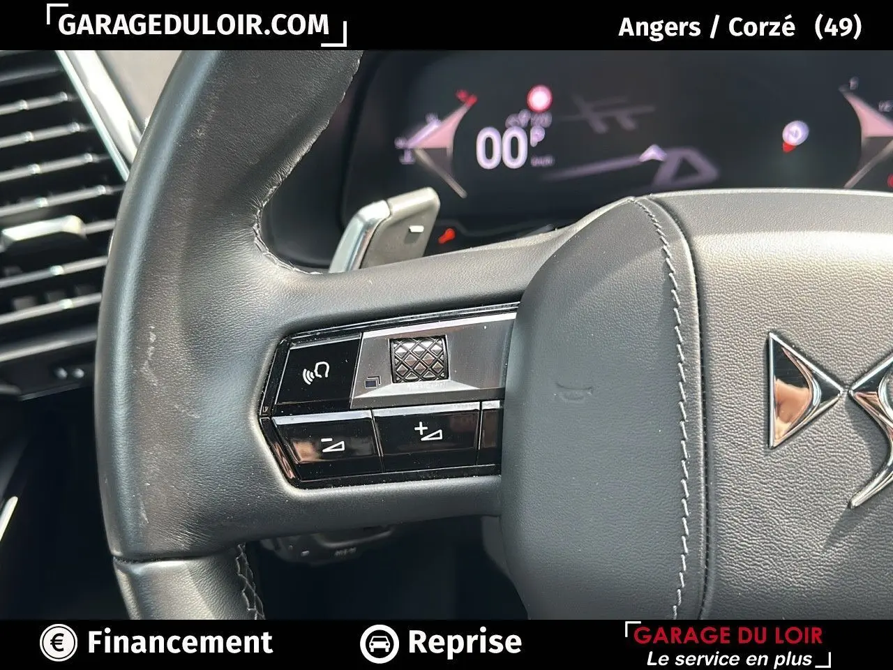 Gros plan sur le volant en cuir noir du DS7 7 BlueHDi 130 EAT8 Rivoli avec commandes intégrées et tableau de bord numérique.