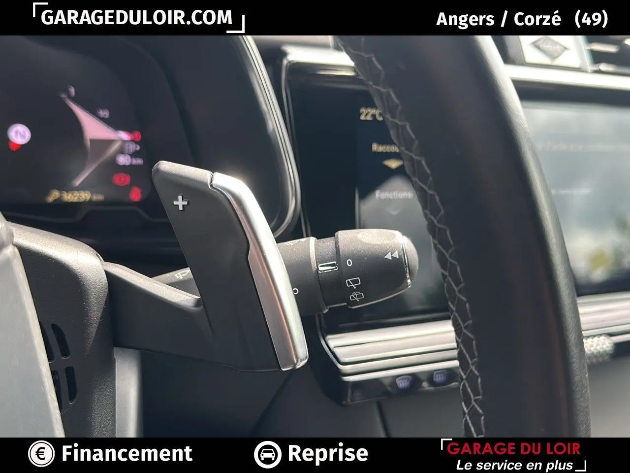 Gros plan sur la palette de changement de vitesse côté droit du volant en cuir noir du DS7 Bleu Saphir 2024.