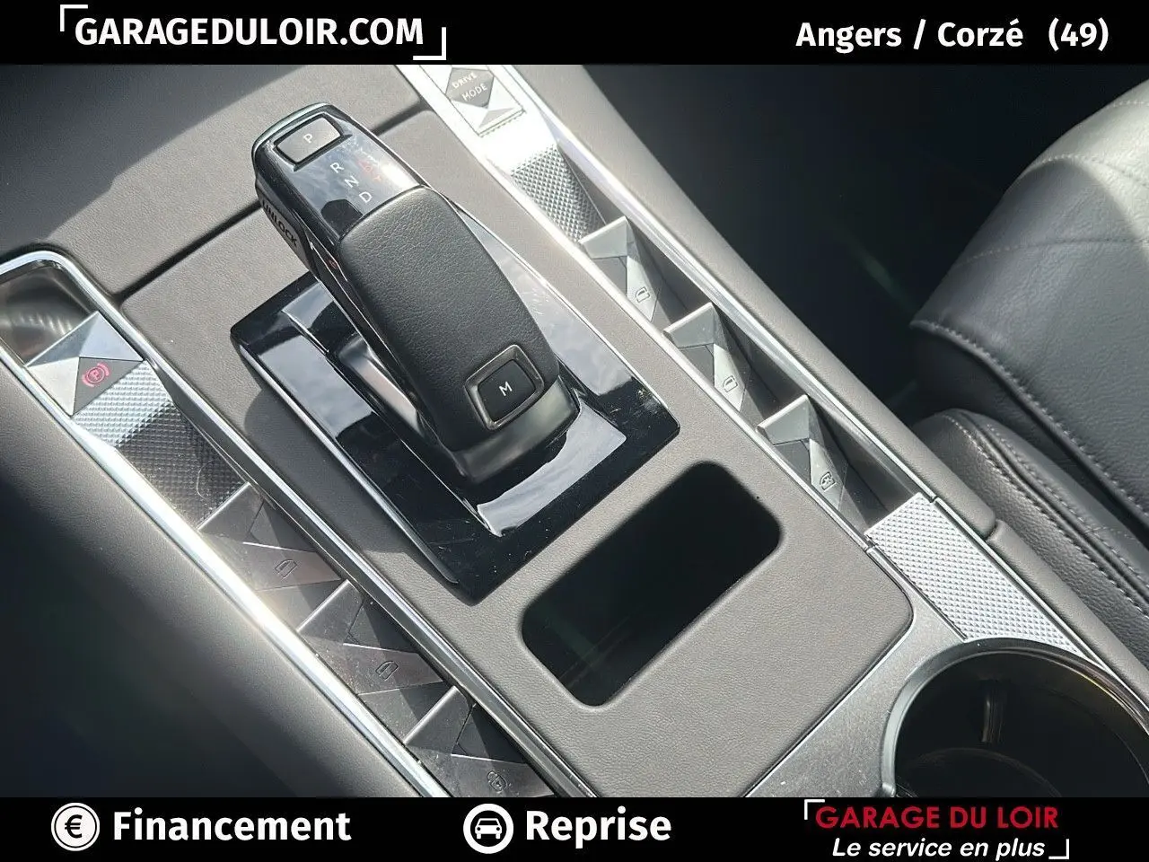 Le levier de vitesses noir et la console centrale en cuir noir du DS7 7 BlueHDi 130 EAT8 Rivoli.