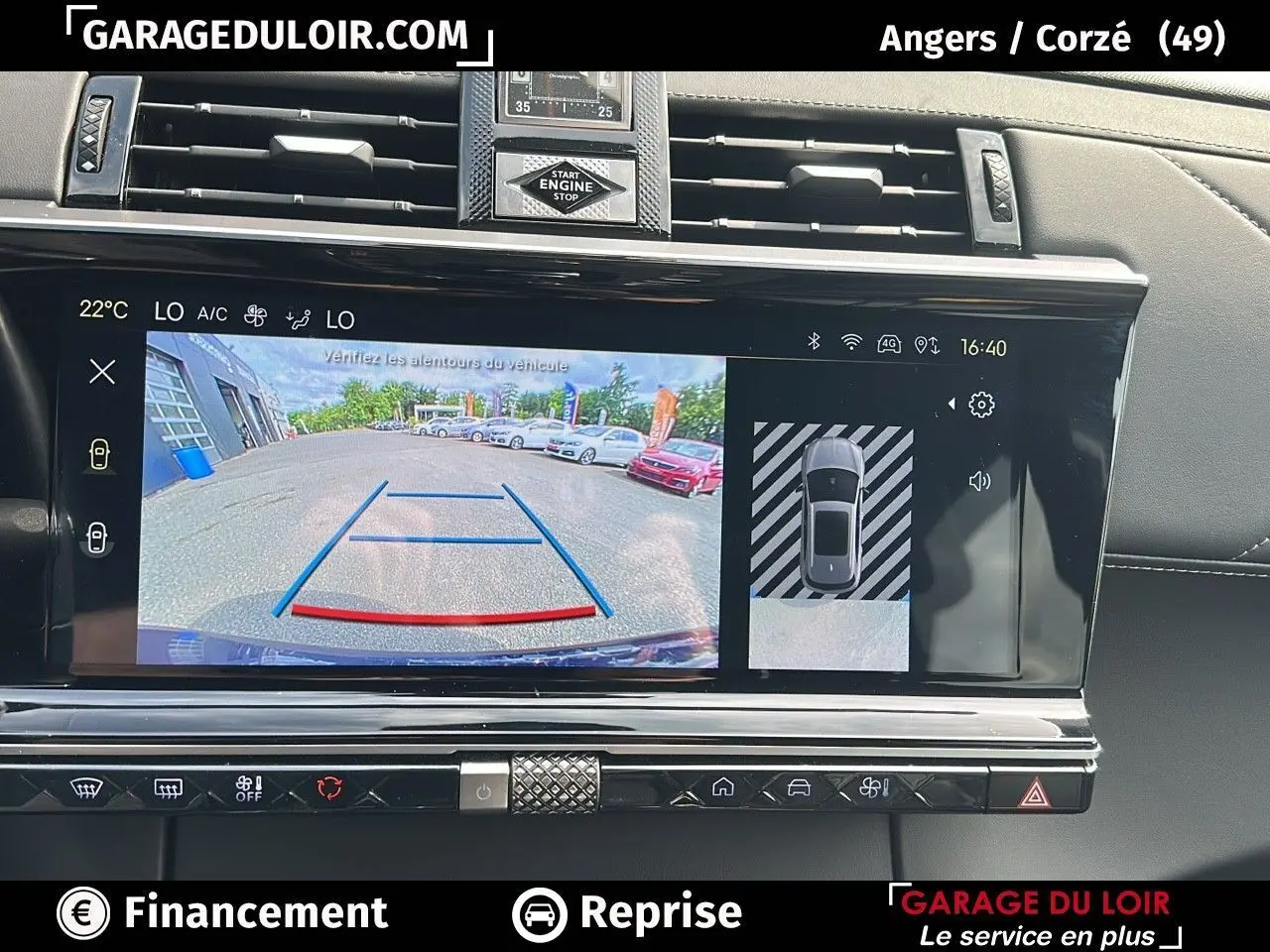 Écran tactile du système de caméra de recul du DS7 Bleu Saphir, affichant l'aide au stationnement arrière.