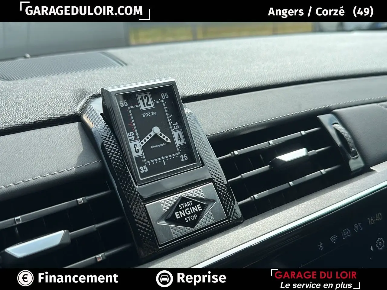 Gros plan sur la montre BRM et le bouton Start Engine du tableau de bord noir Basalte du DS7 Bleu Saphir 2024.