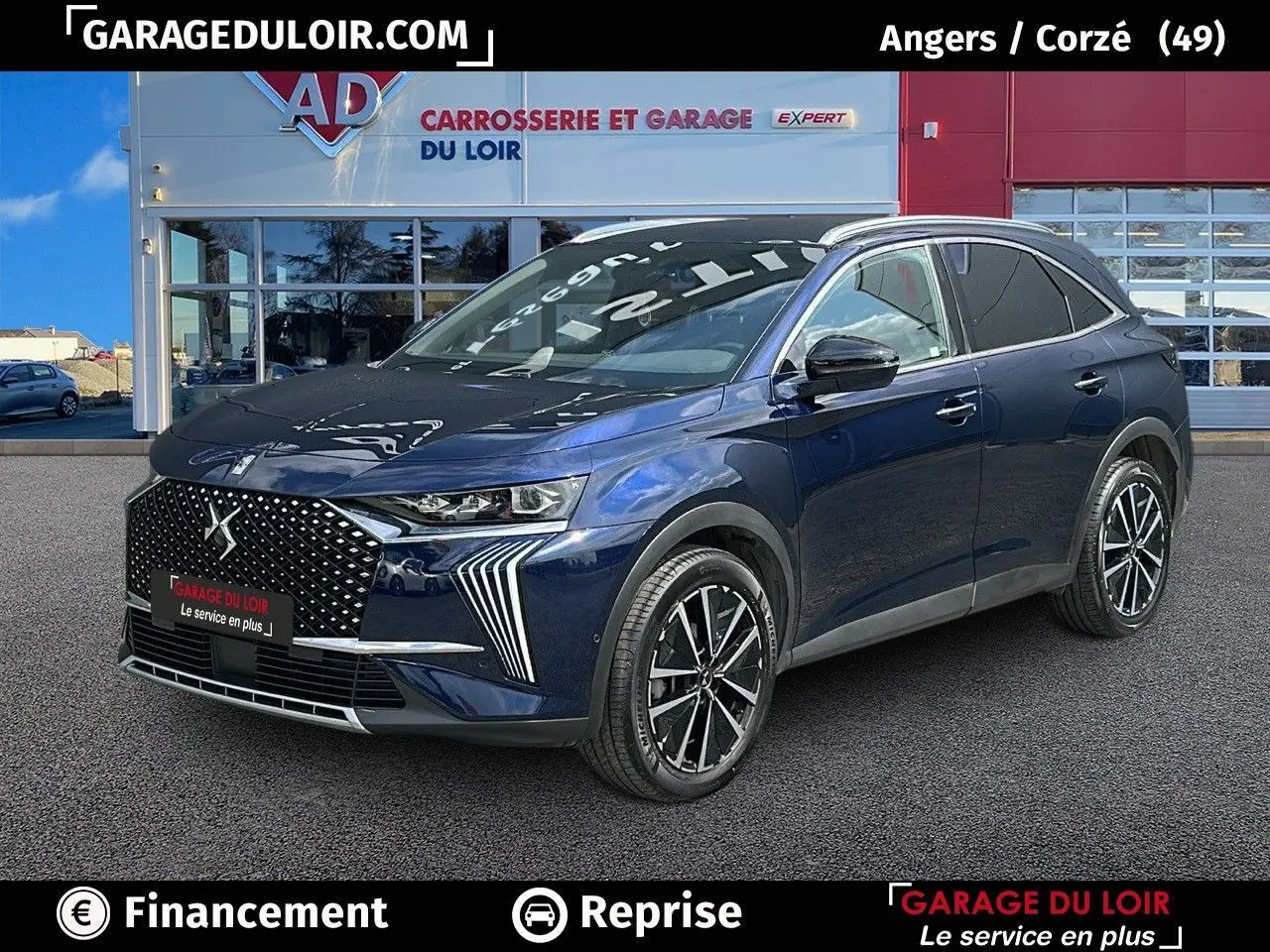 DS7 7 BlueHDi 130 EAT8 Rivoli bleu saphir en 3/4 avant droit avec calandre noire à pampilles chromées et jantes 19 pouces.