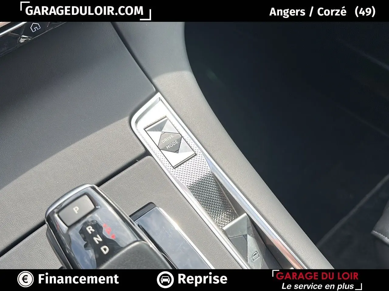 Gros plan sur la console centrale du DS7 Bleu Saphir montrant le sélecteur de boîte manuelle et le bouton Drive Mode.