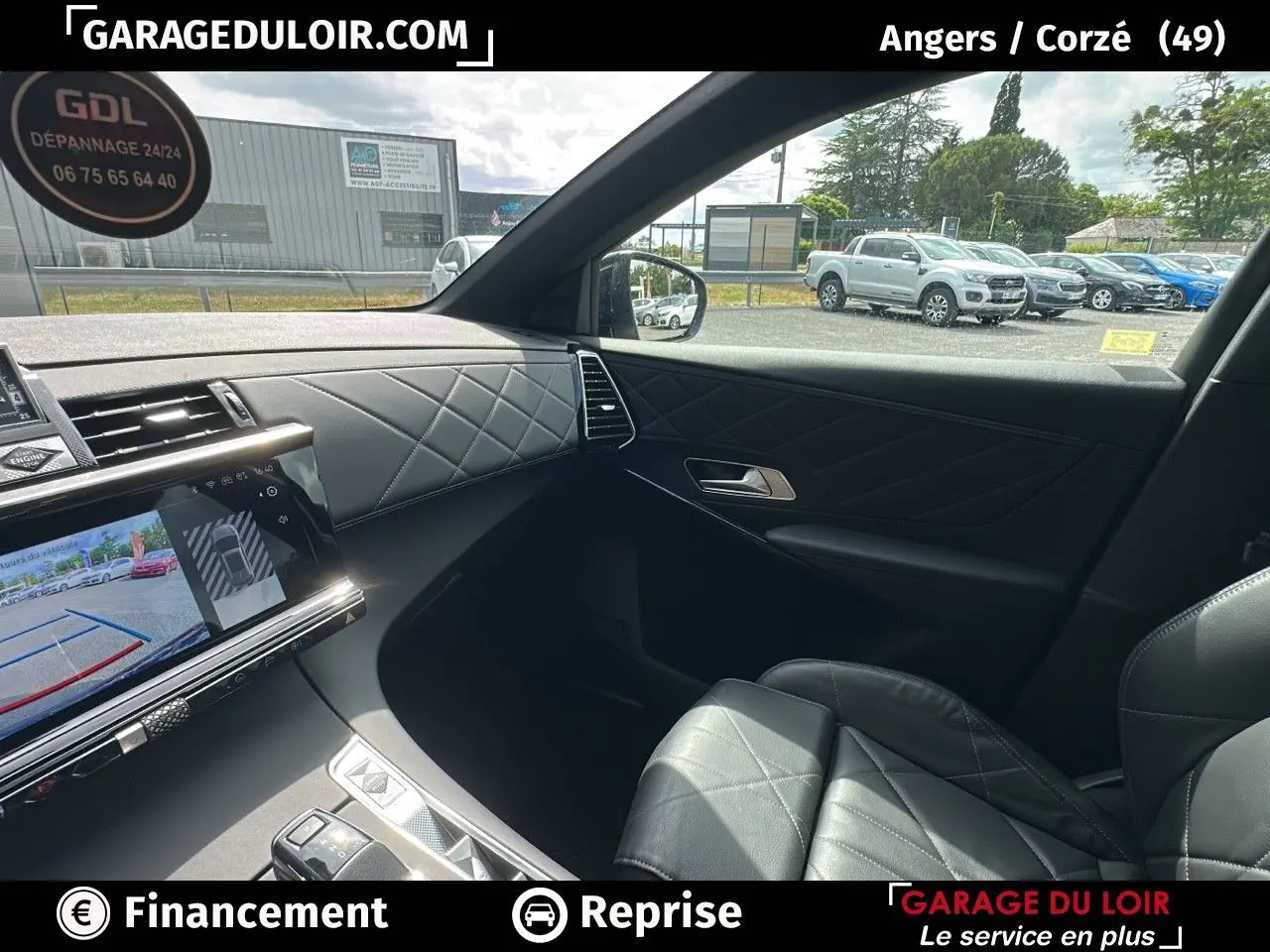Intérieur côté passager du DS7 Bleu Saphir 2024, sellerie cuir noir et écran tactile avec caméra de recul visible.