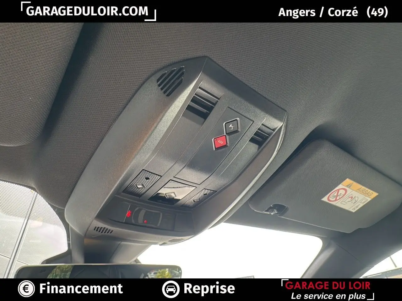 Plafonnier intérieur avec commandes SOS et éclairage, vue du toit du DS7 Bleu Saphir 2024.