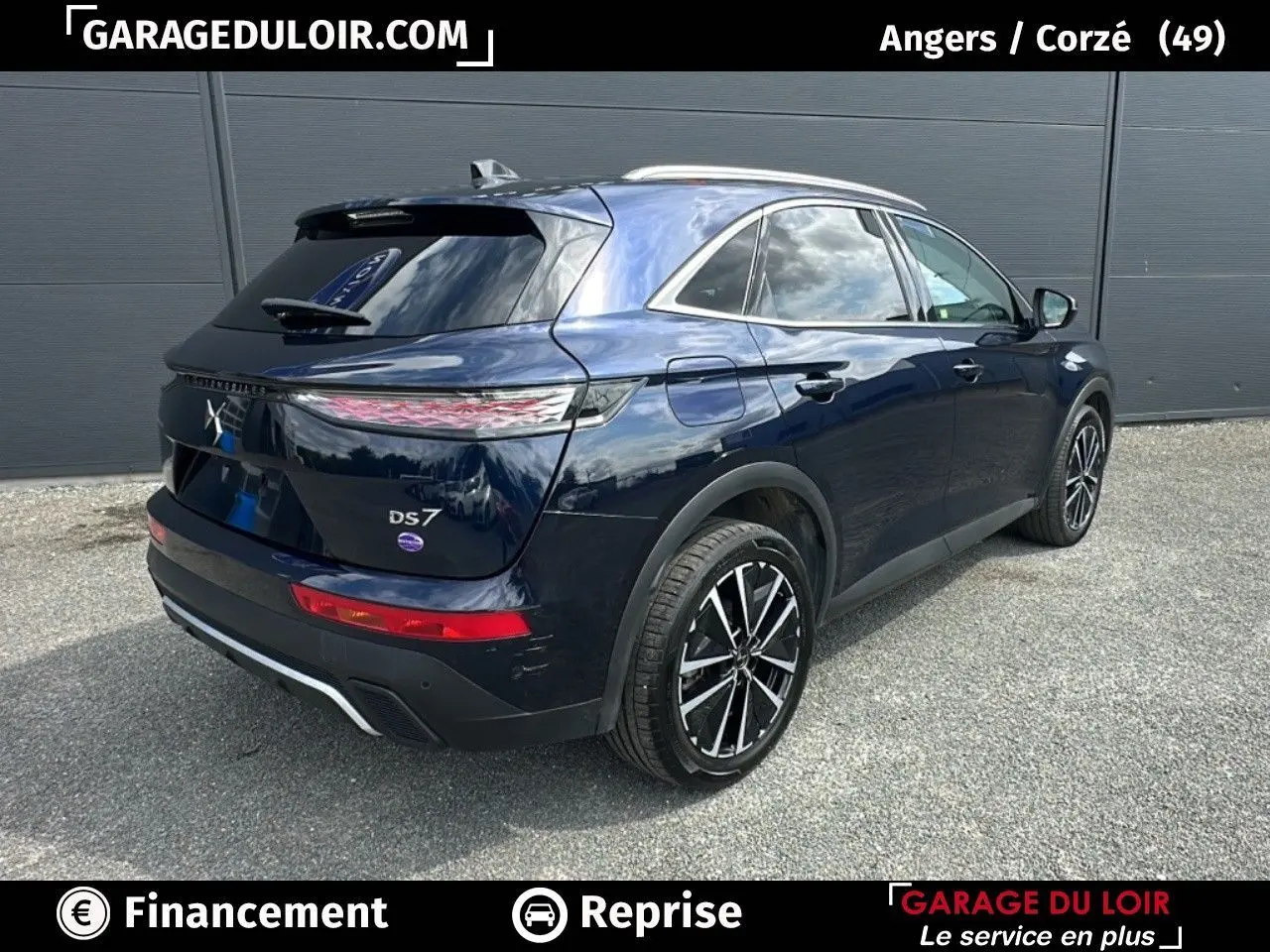 Vue 3/4 arrière droite d'un DS7 bleu saphir avec jantes alliage 19'' et feux arrière 3D écailles distinctifs.