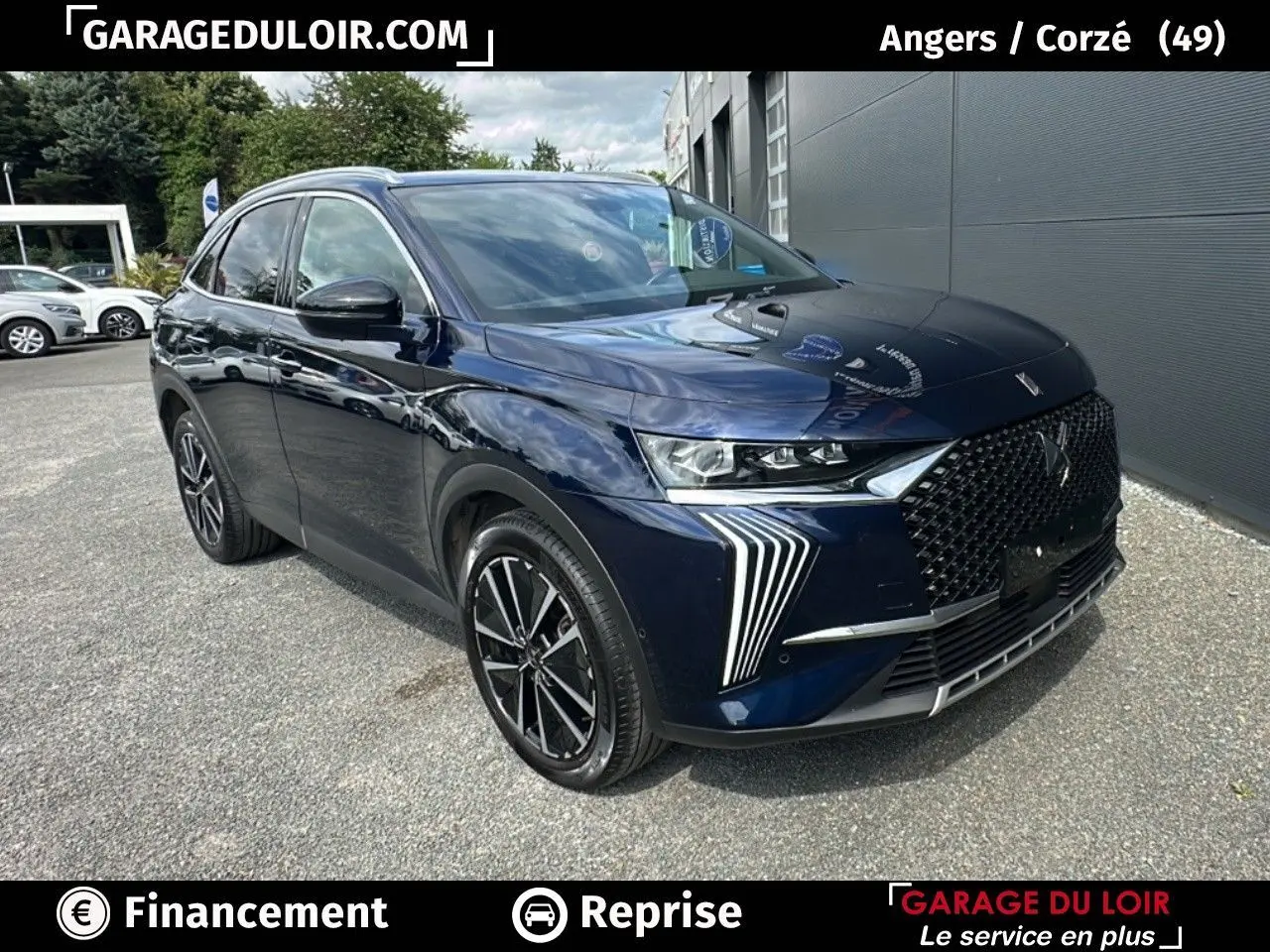 Vue 3/4 avant droit d'un DS7 bleu saphir avec calandre noire à pampilles chromées et jantes alliage 19 pouces.