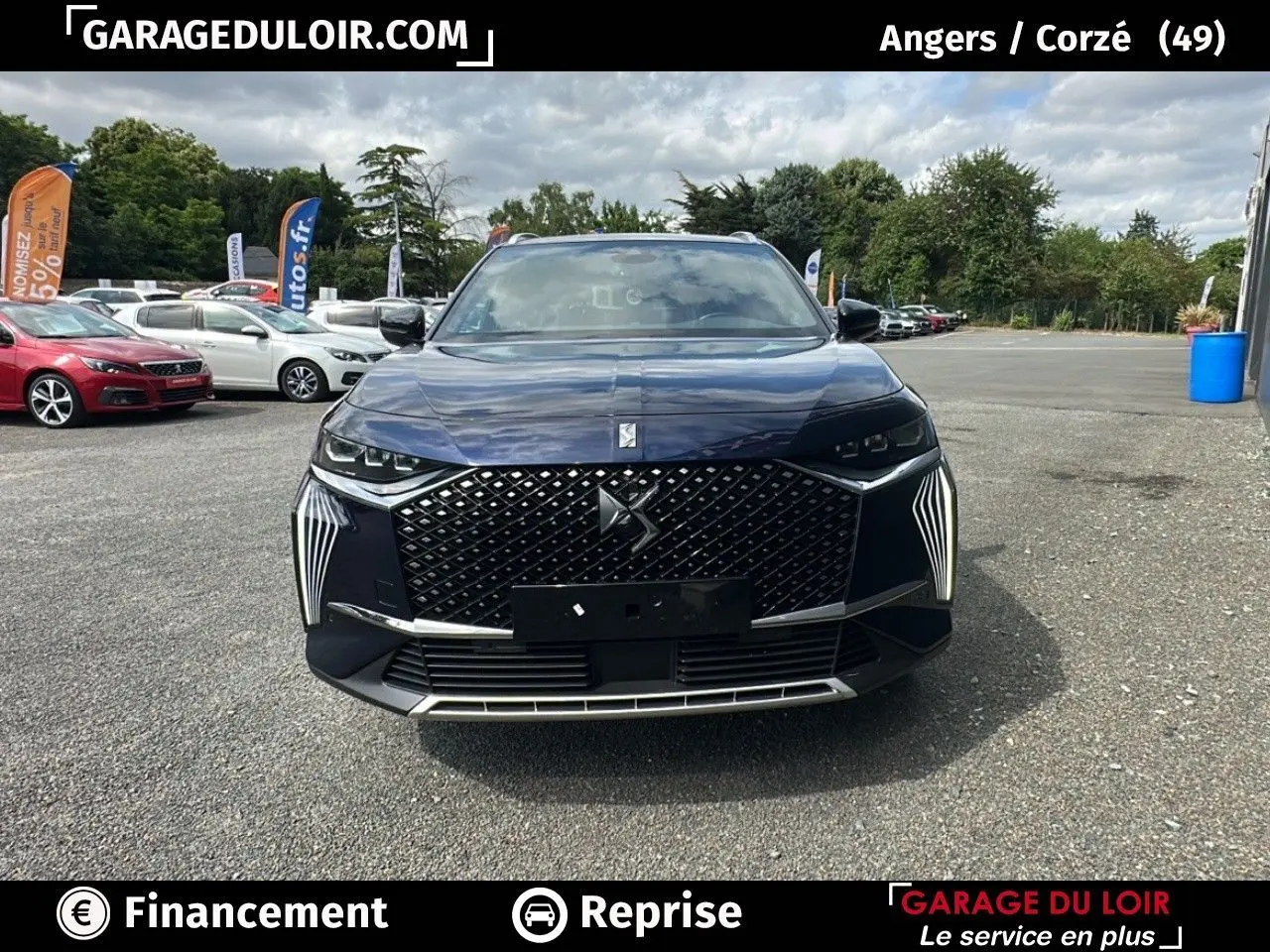 Vue frontale du DS7 7 BlueHDi 130 EAT8 Rivoli en bleu saphir avec calandre noire à motifs chromés et feux LED distinctifs.