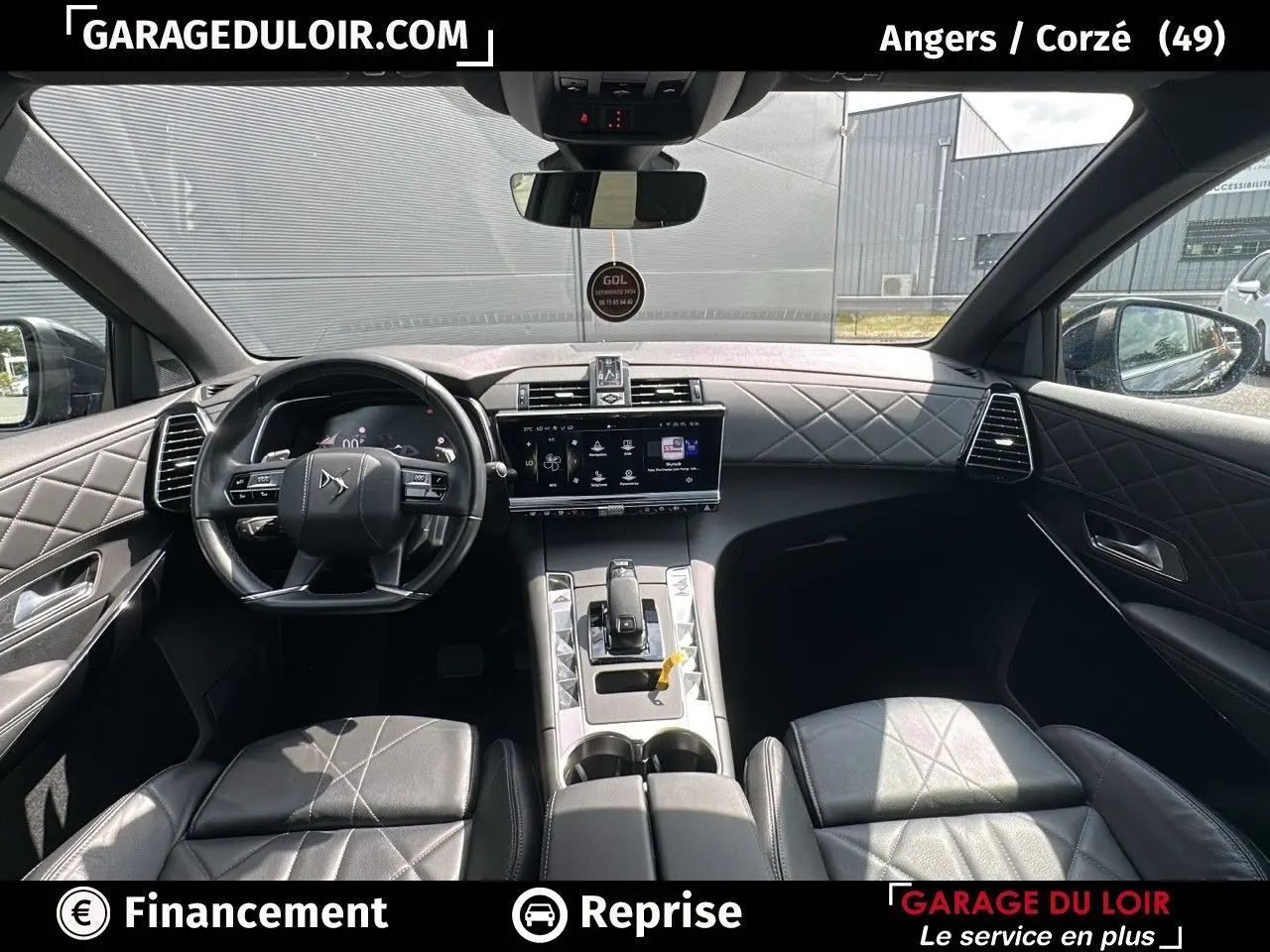 Intérieur noir cuir du DS7 7 BlueHDi 130 Rivoli 2024, vue avant centrée sur tableau de bord et volant.