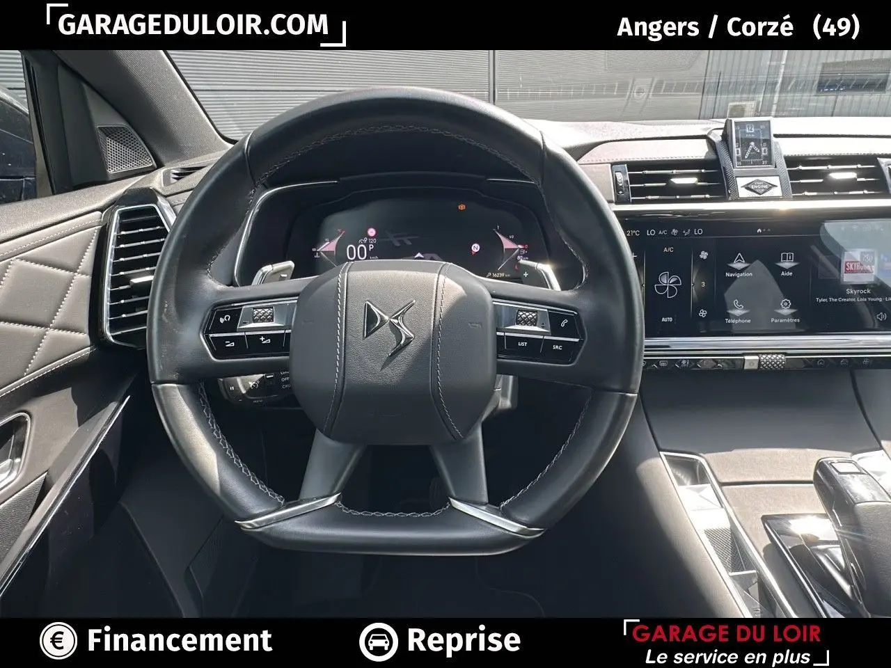 Vue rapprochée du volant cuir noir et du tableau de bord numérique du DS7 7 BlueHDi 130 EAT8 Rivoli 2024.