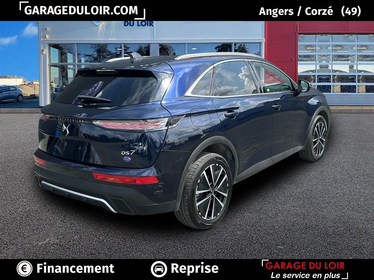 Vue 3/4 arrière droite d'un DS7 bleu saphir avec jantes alliage 19'' et feux arrière 3D écailles.