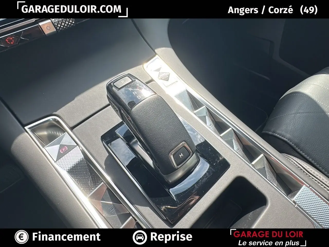 Le levier de vitesses noir et chrome de la DS7 7 BlueHDi 130 EAT8 Rivoli avec console centrale en cuir noir Basalte